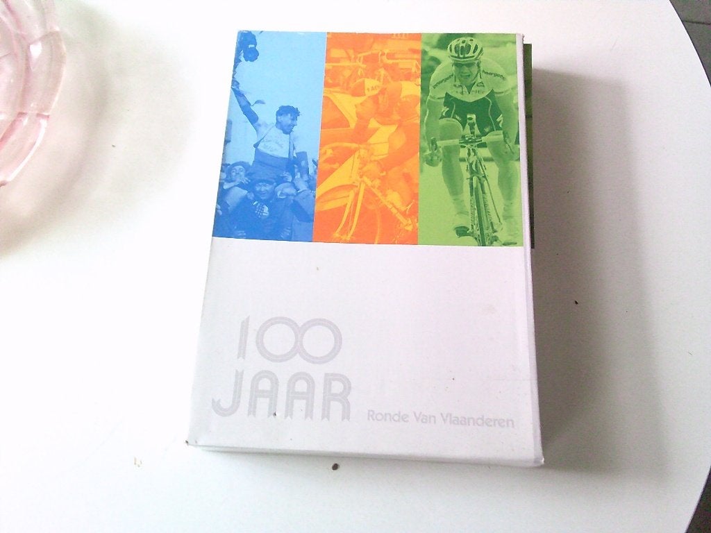 kaft met 3 boeken 100 jaar ronde van vlaanderen, Ophalen, Zo goed als nieuw, Lopen en Fietsen