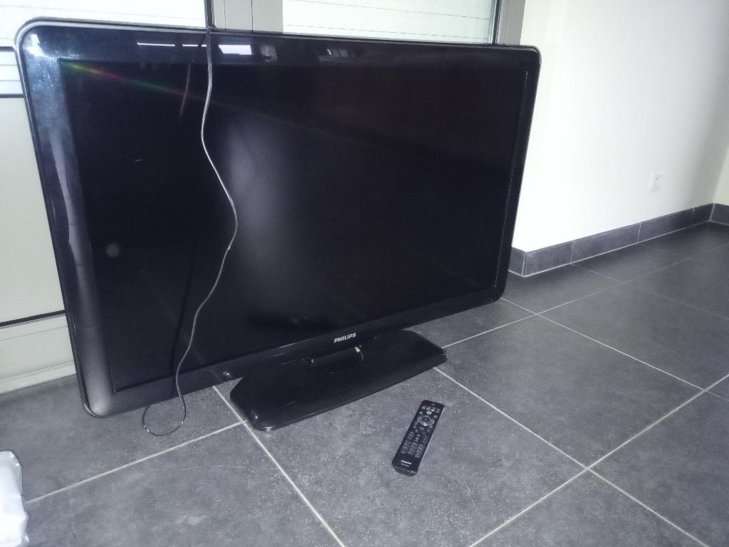 PHILIPS LCD TV 42inch (107 cm)+ standaard+afstandsbediening, Audio, Tv en Foto, Televisies, Ophalen, Philips, Gebruikt, LCD