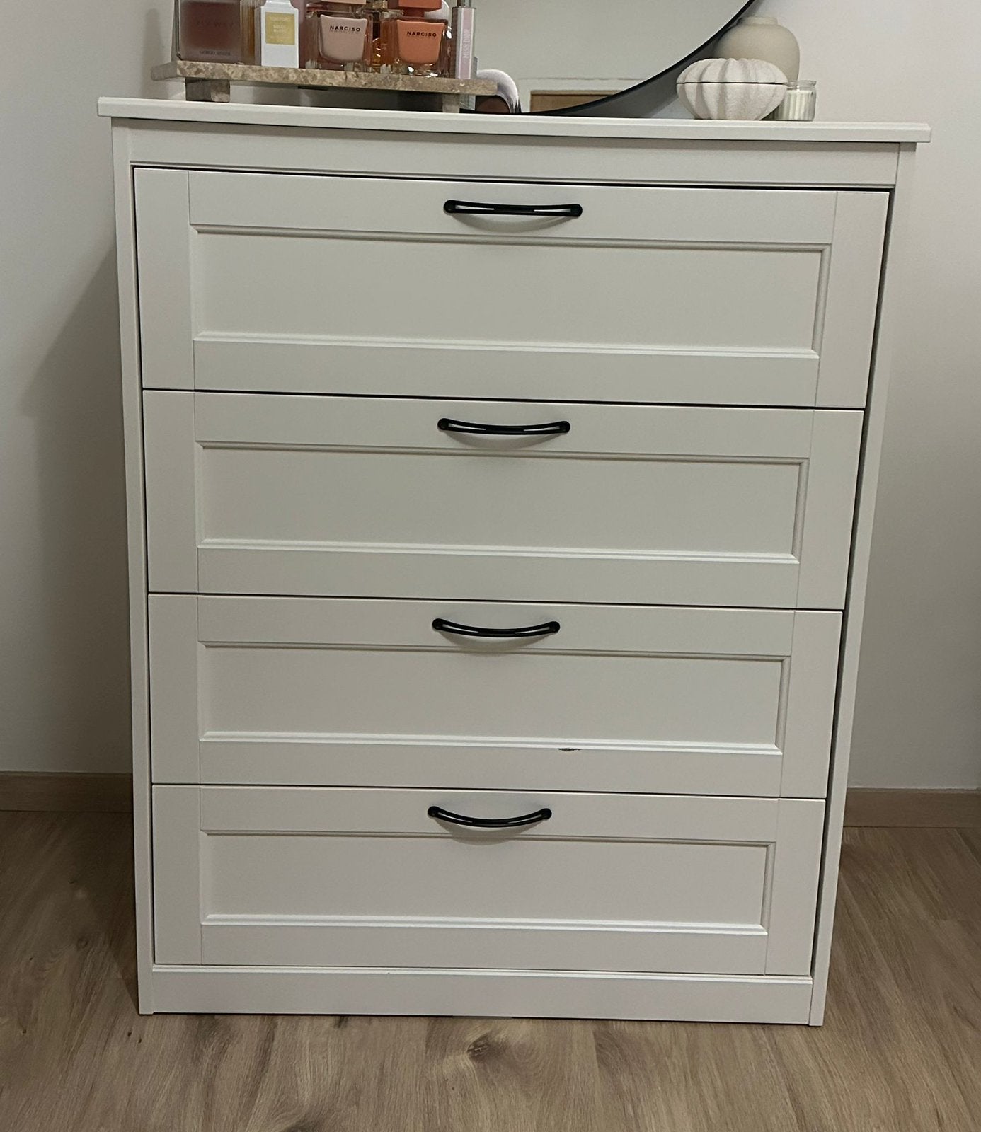Belle commode blanche 4 tiroirs en excellent état., Maison & Meubles, Armoires | Commodes, Comme neuf, Enlèvement