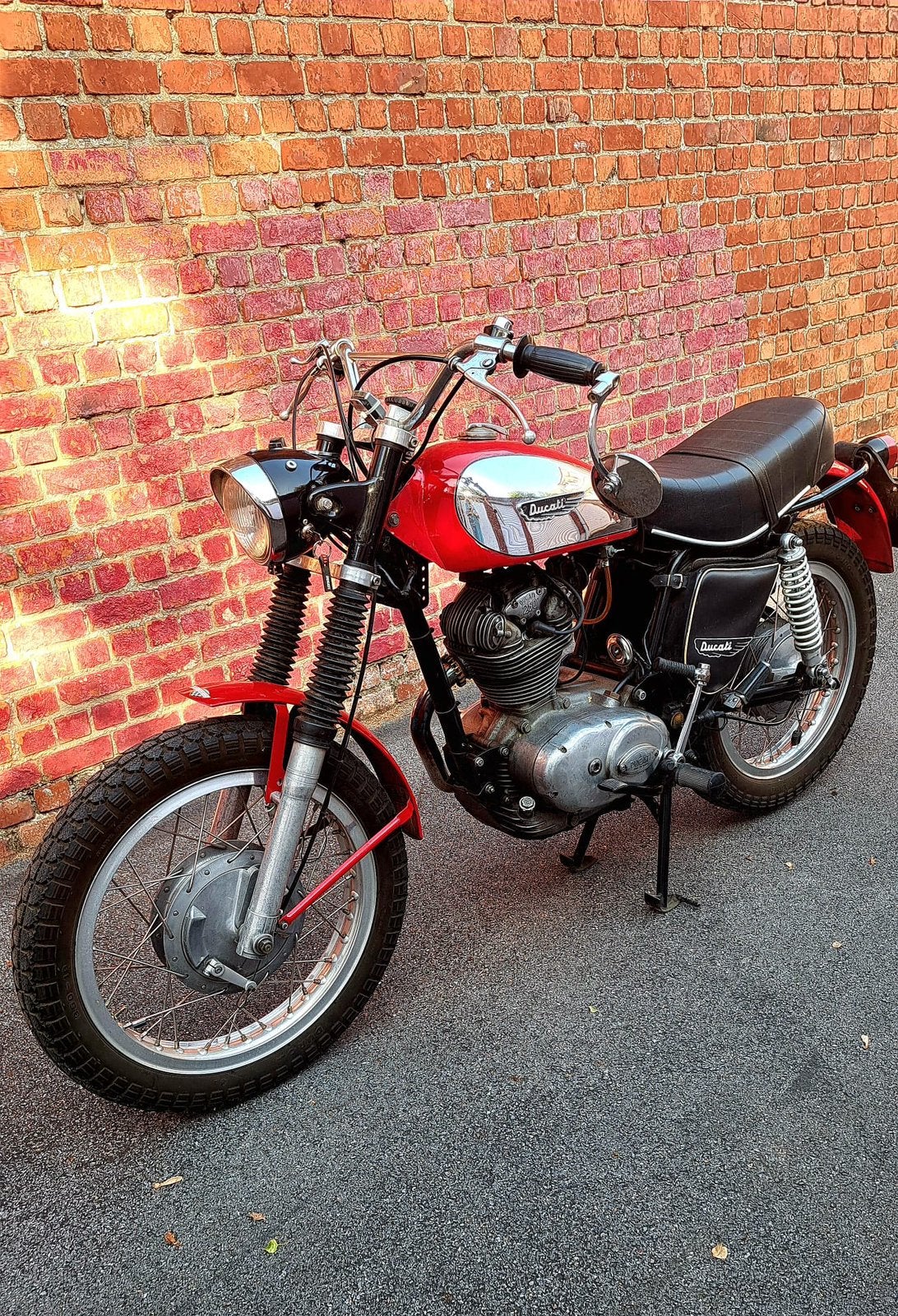 Ducati Scrambler 250 CC 1975, Motos