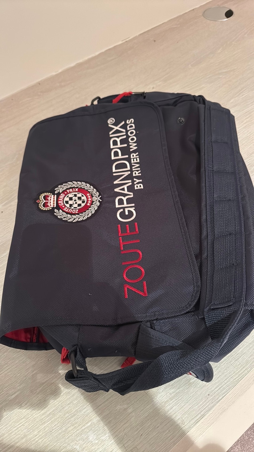 Zoute Grand Prix by River Woods laptop tas, Bijoux, Sacs & Beauté, Sacs | Cartables, Enlèvement, Comme neuf