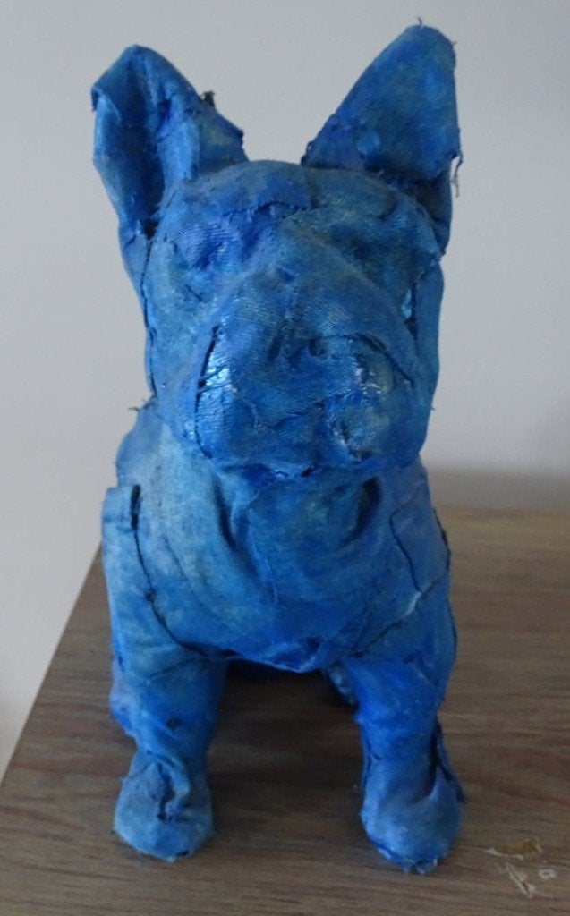 Bulldog in Jeans, Antiek en Kunst, Kunst | Beelden en Houtsnijwerken, Ophalen, Blauw, Kunststof, 20 - 50 cm
