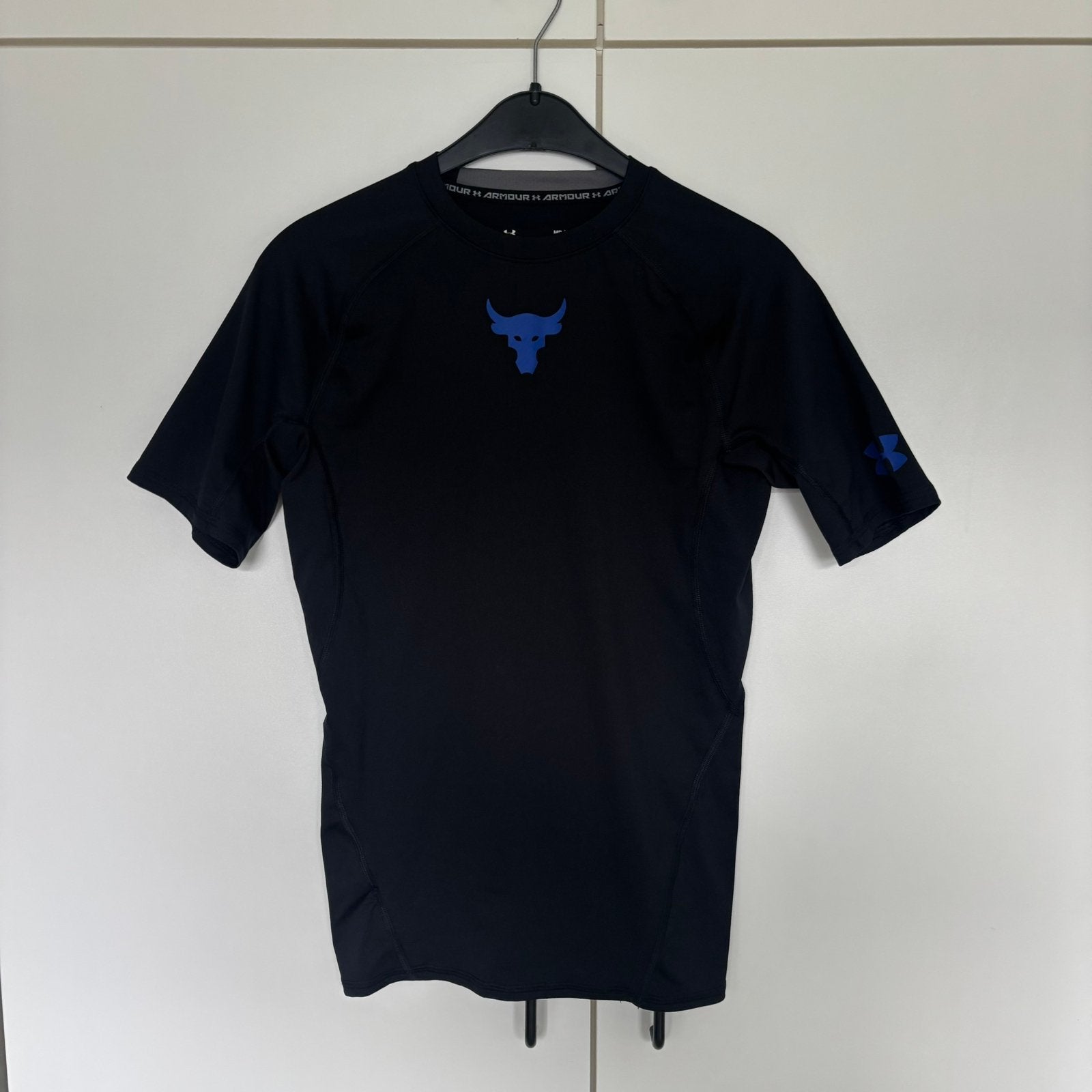 Project Rock HeatGear Compression Shirt - Under Armour, Ophalen of Verzenden, Zo goed als nieuw, Maat 48/50 (M), Zwart