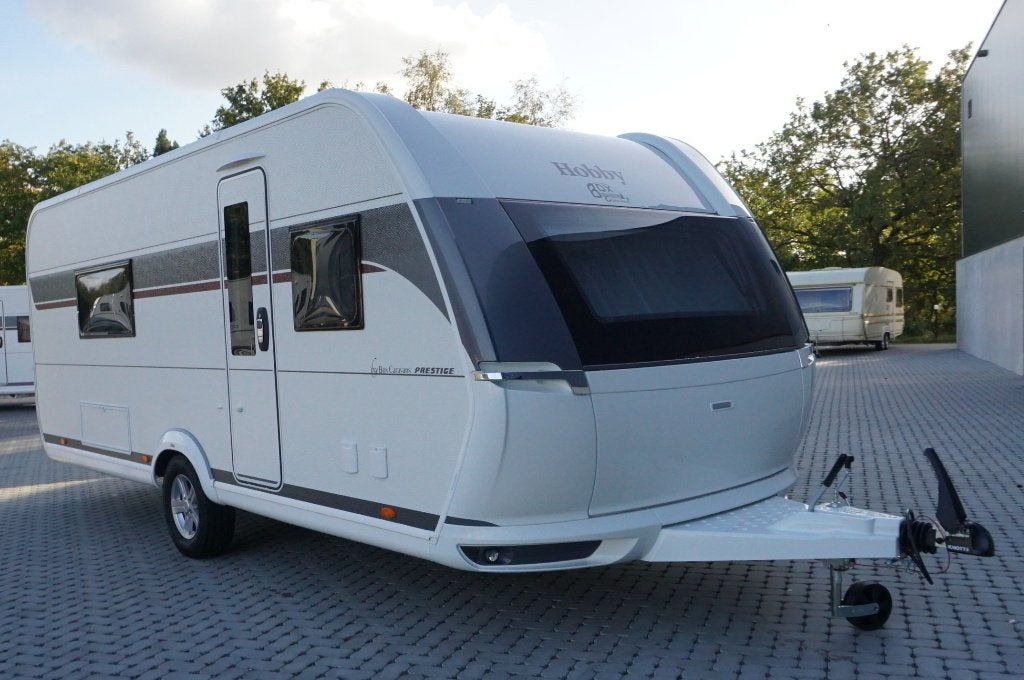 Nouveau Hobby pour 4 pers.avec lit 2x1p, salle de bain, Caravanes & Camping, Entreprise, Hobby, Réfrigérateur, Banquette en rond