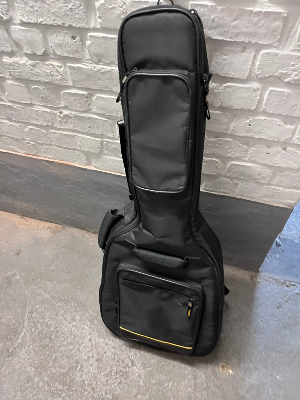 Gitaarrugzak zwart ( met rughouders), Muziek en Instrumenten, Behuizingen en Koffers, Ophalen, Zo goed als nieuw, Akoestische gitaar