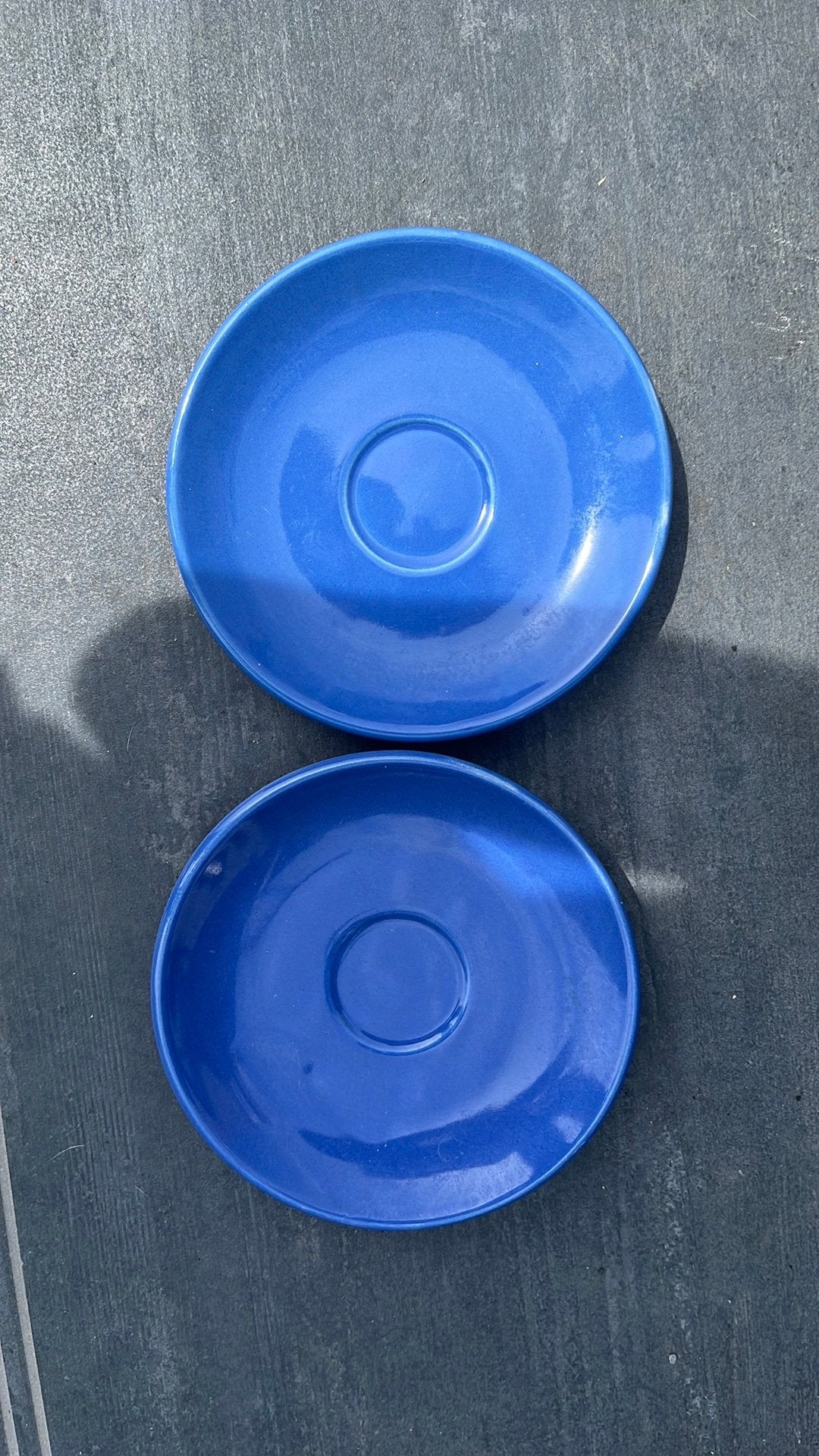 Lot de 2 soucoupes bleues en céramique / porcelaine, Enlèvement ou Envoi, Utilisé