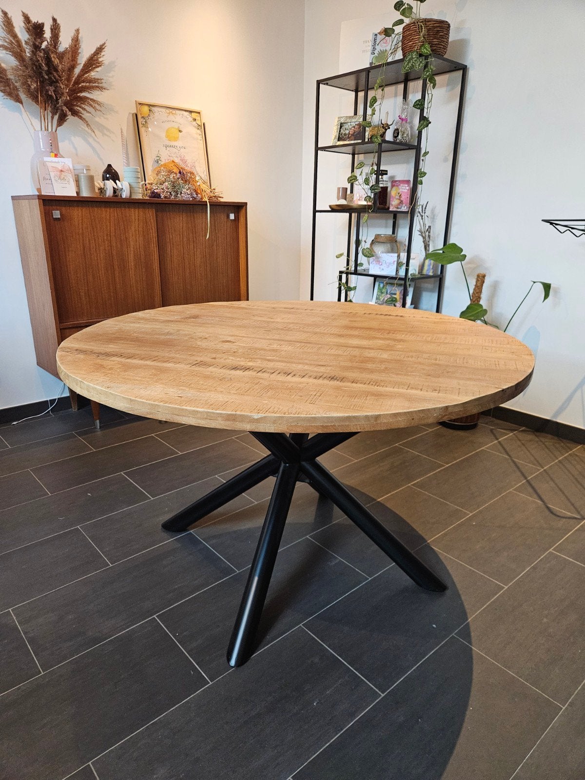 Ronde houten tafel mangohout 130 cm zwarte poten, 100 à 150 cm, Cinq personnes ou plus, Rond, Comme neuf