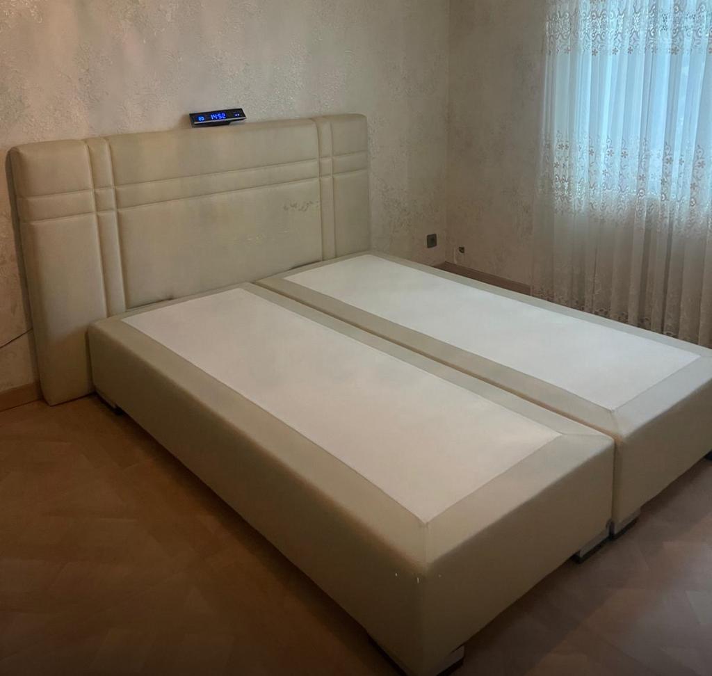 Magnifique sommier + 2 tables de chevet, Enlèvement, Utilisé, Deux personnes, 160 cm