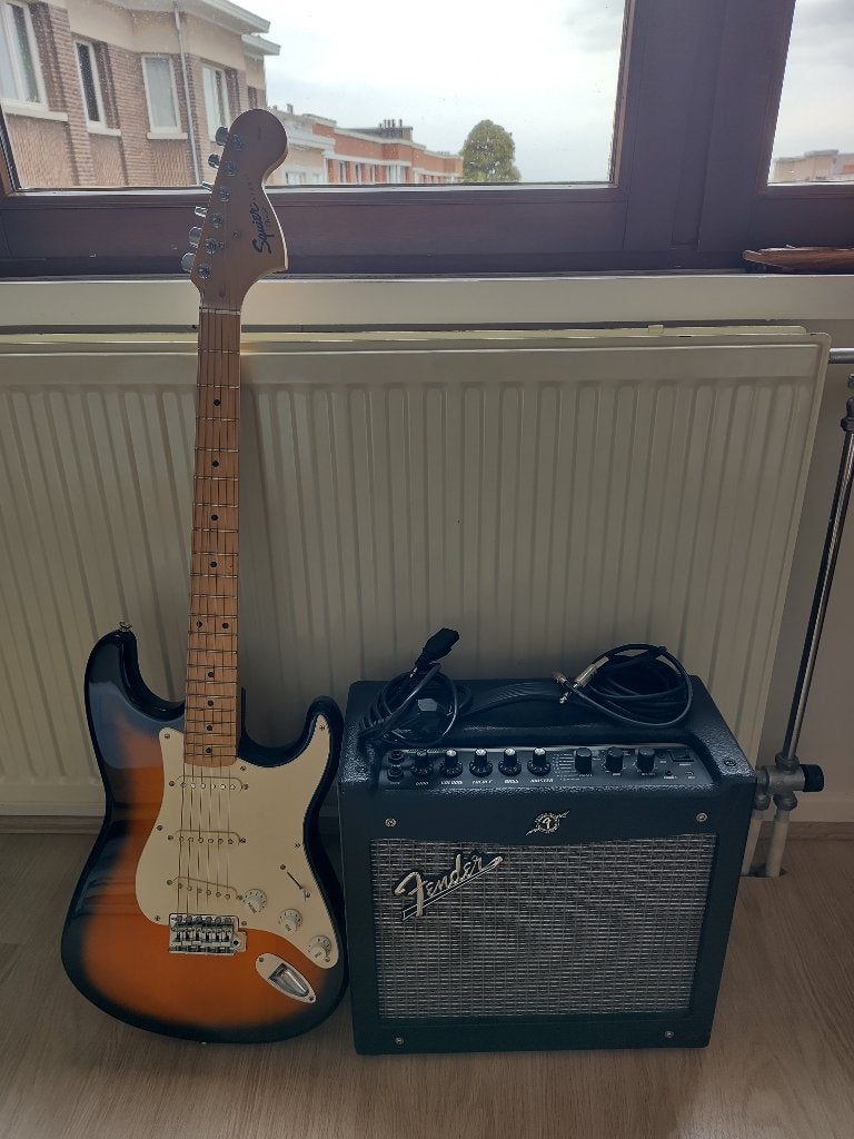 Guitare électrique Squier Fender et ampli Fender Mustang I, Musique & Instruments, Instruments à corde | Guitares | Électriques