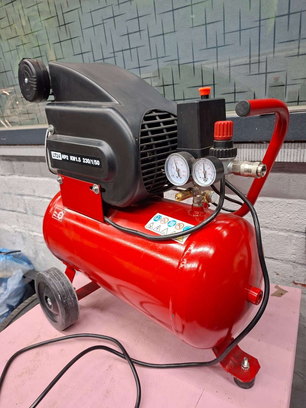 Intertec People luchtcompressor — 24 L — 11 bar - 2CV, Doe-het-zelf en Bouw, Ophalen, 6 tot 10 bar, Zo goed als nieuw, 200 tot 400 liter/min