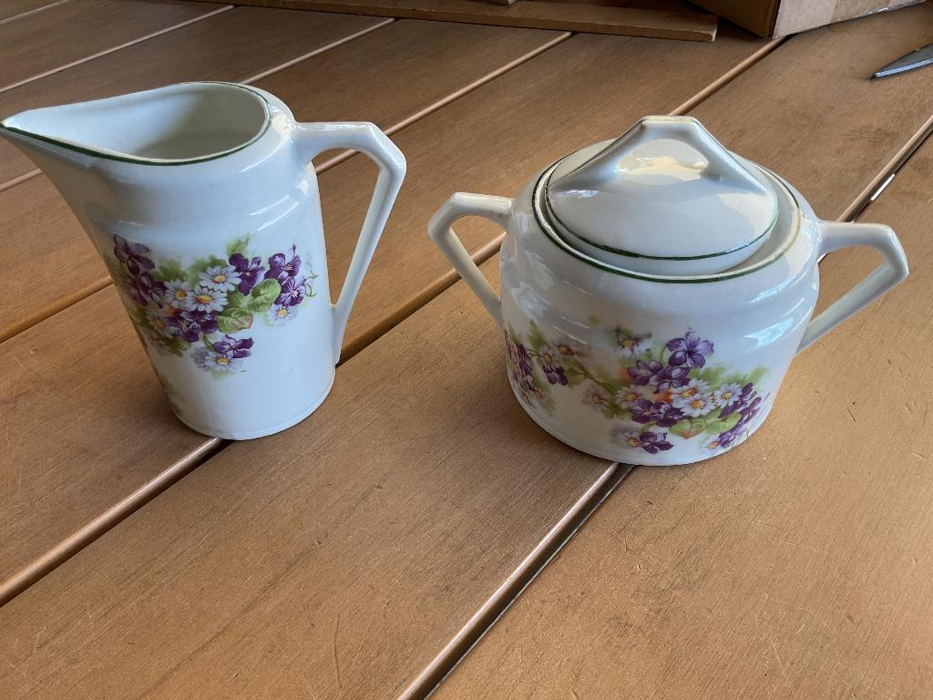 Brocant melk en suikerpotje, prachtige viooltjes erop, Ophalen of Verzenden