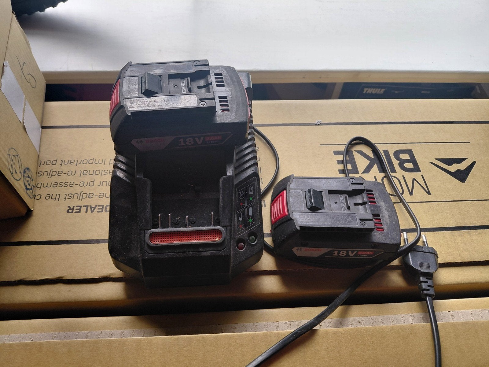 2 batterijen Bosch professional + lader, Ophalen, Bosch