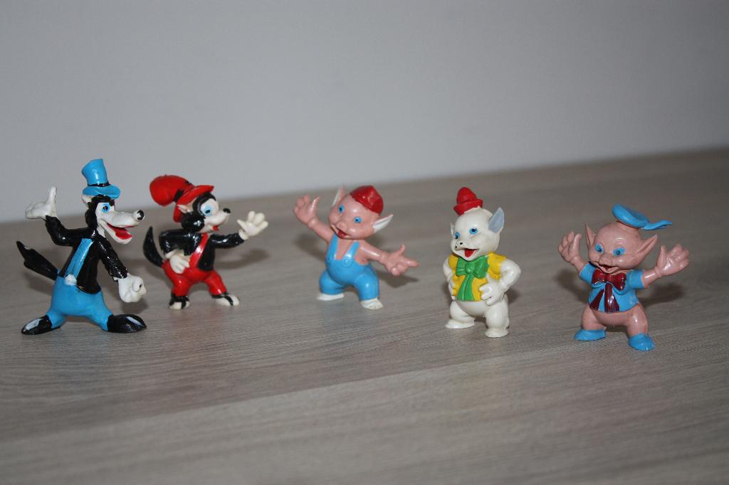 5 oude figuren , Disney , de drie biggetjes en de boze wolf, Ophalen of Verzenden, Overige figuren, Gebruikt, Beeldje of Figuurtje