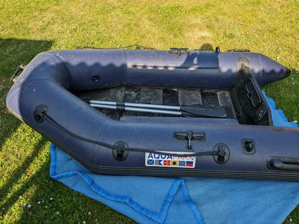 Bateau avec son eco et son moteur (pas de batterie )