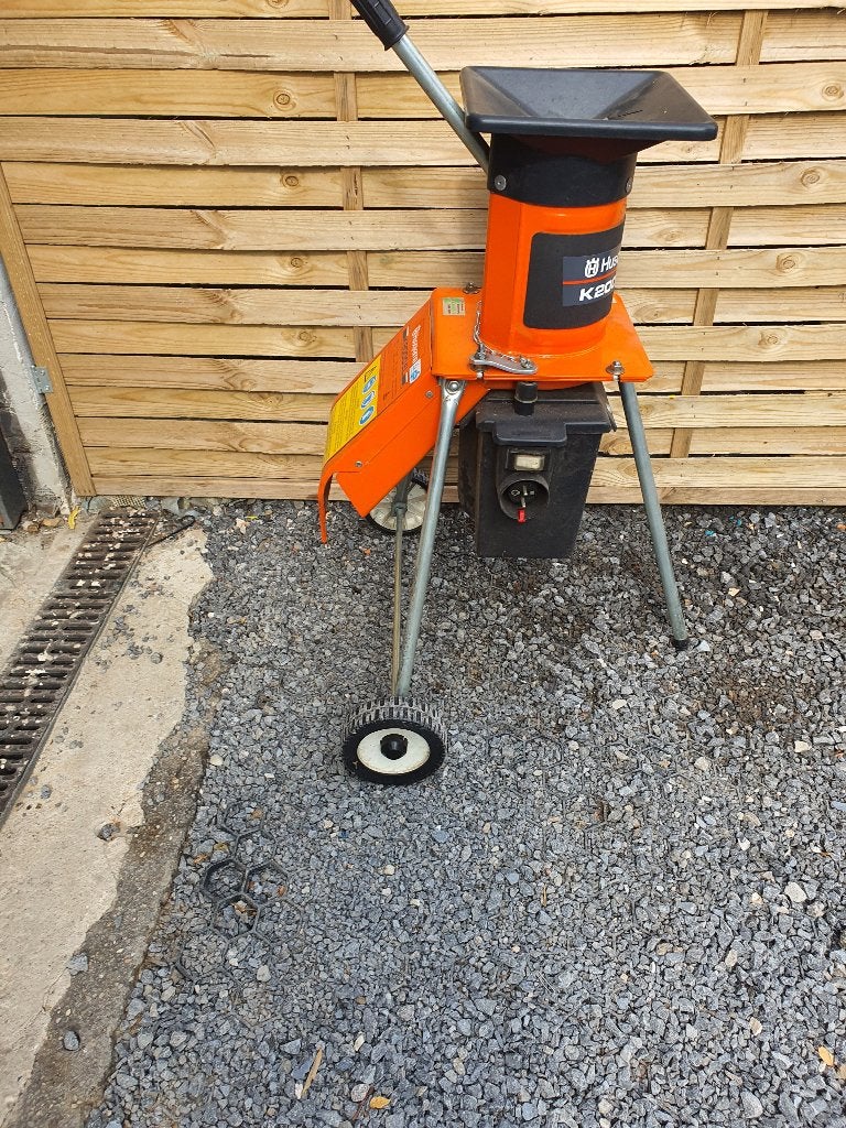 Husqvarna K2000 est la déchiqueteuse idéale pour les, Électrique, Comme neuf, Enlèvement, Bac de ramassage