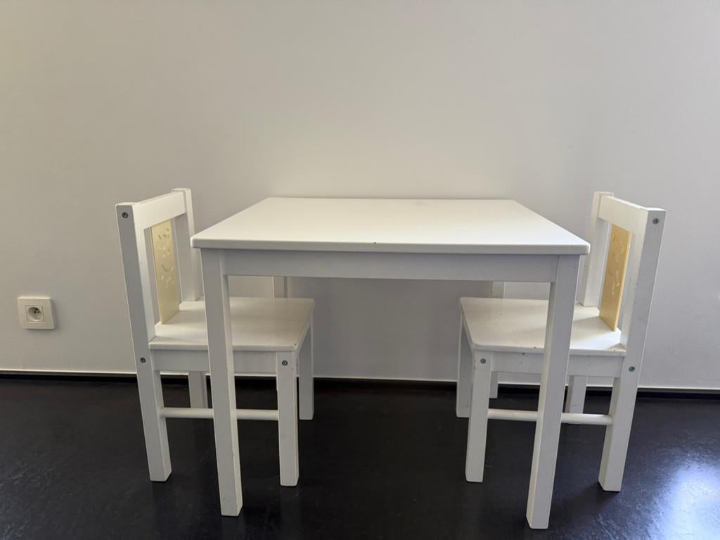 Ikea kindertafel en twee stoeltjes + 1 extra, Kinderen en Baby's, Kinderkamer | Tafels en Stoelen, Ophalen, Gebruikt, Tafel(s) en Stoel(en)