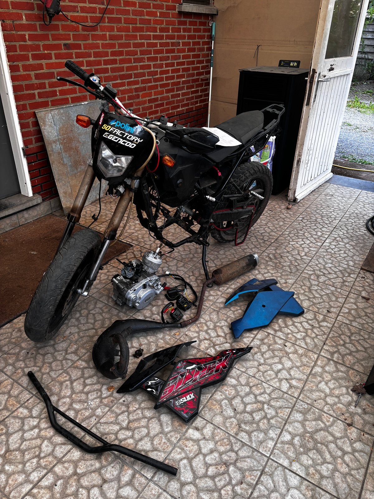 Project brommer met papieren en sleutel, Ophalen, Zo goed als nieuw