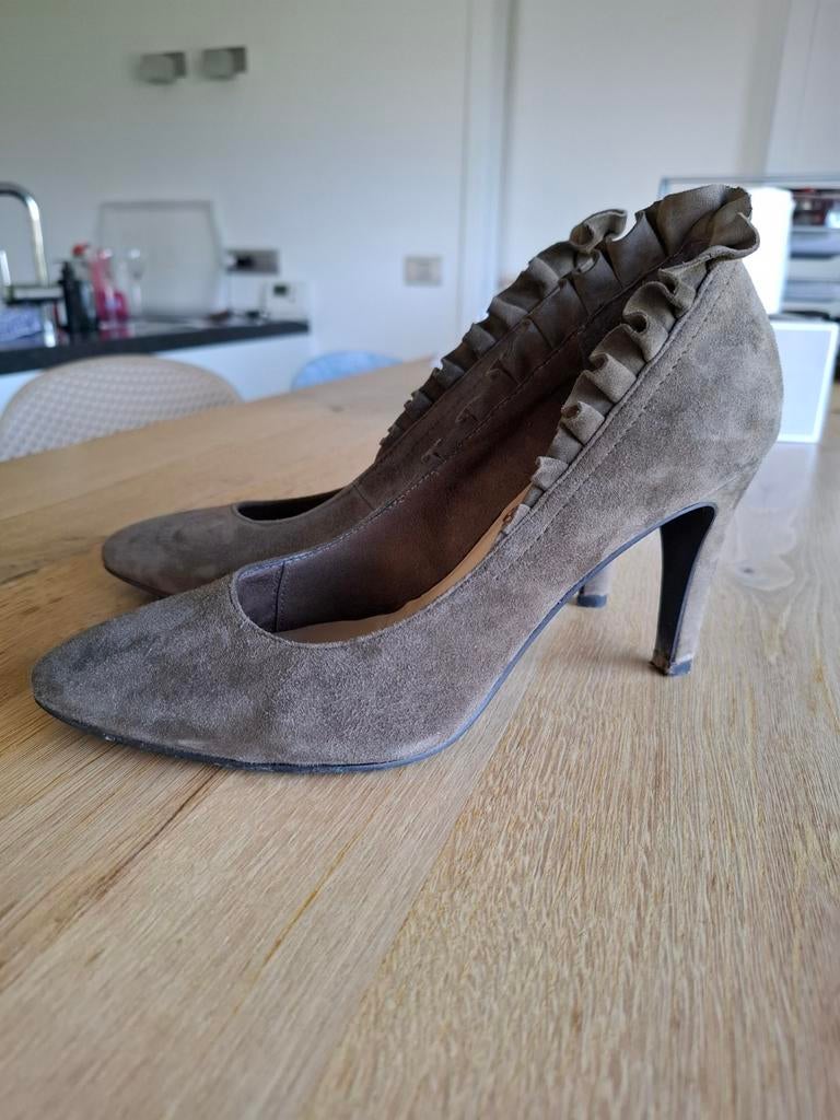 Tamaris pumps olive suede maat 38, Kleding | Dames, Schoenen, Pumps, Zo goed als nieuw, Groen, Ophalen