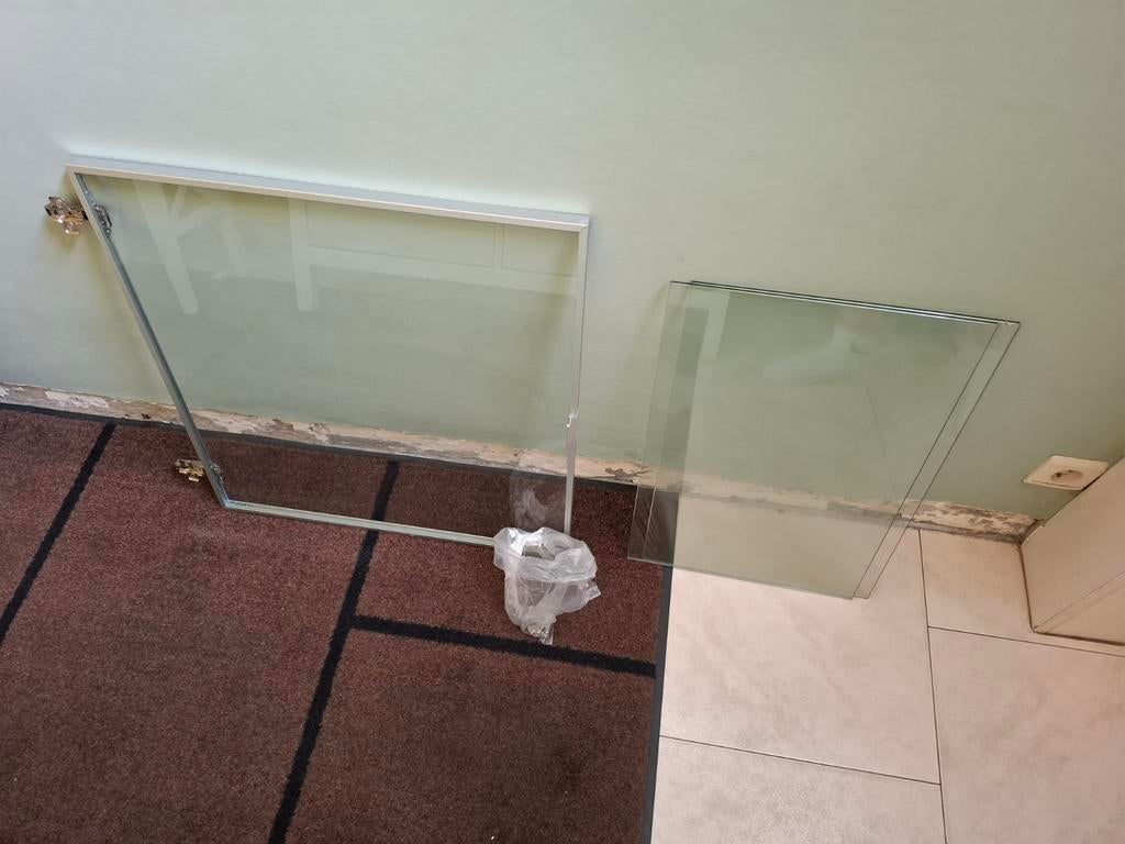 Glazen vitrine deur BESTA Ikea en 2 schappen, Ophalen, 50 tot 100 cm, Minder dan 25 cm, Minder dan 100 cm