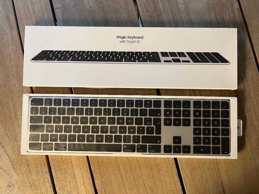 Apple Magic Keyboard Touch ID Numérique AZERTY A2520, Enlèvement ou Envoi, Azerty, Comme neuf, Apple