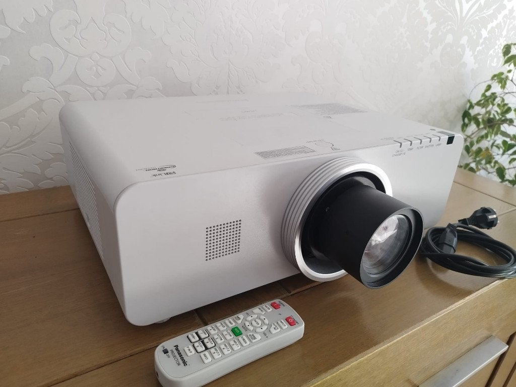 FULL HD Panasonic beamer PT-EZ570, Ophalen, Zo goed als nieuw, Full HD (1080), PANASONIC
