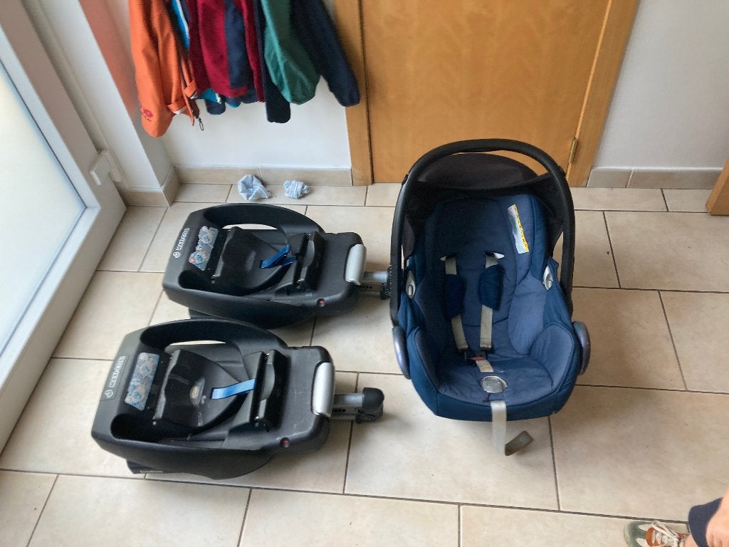 maxi cosi + 2 bases à donner, Enfants & Bébés, Enlèvement, Utilisé, Maxi-Cosi, Ceinture de sécurité