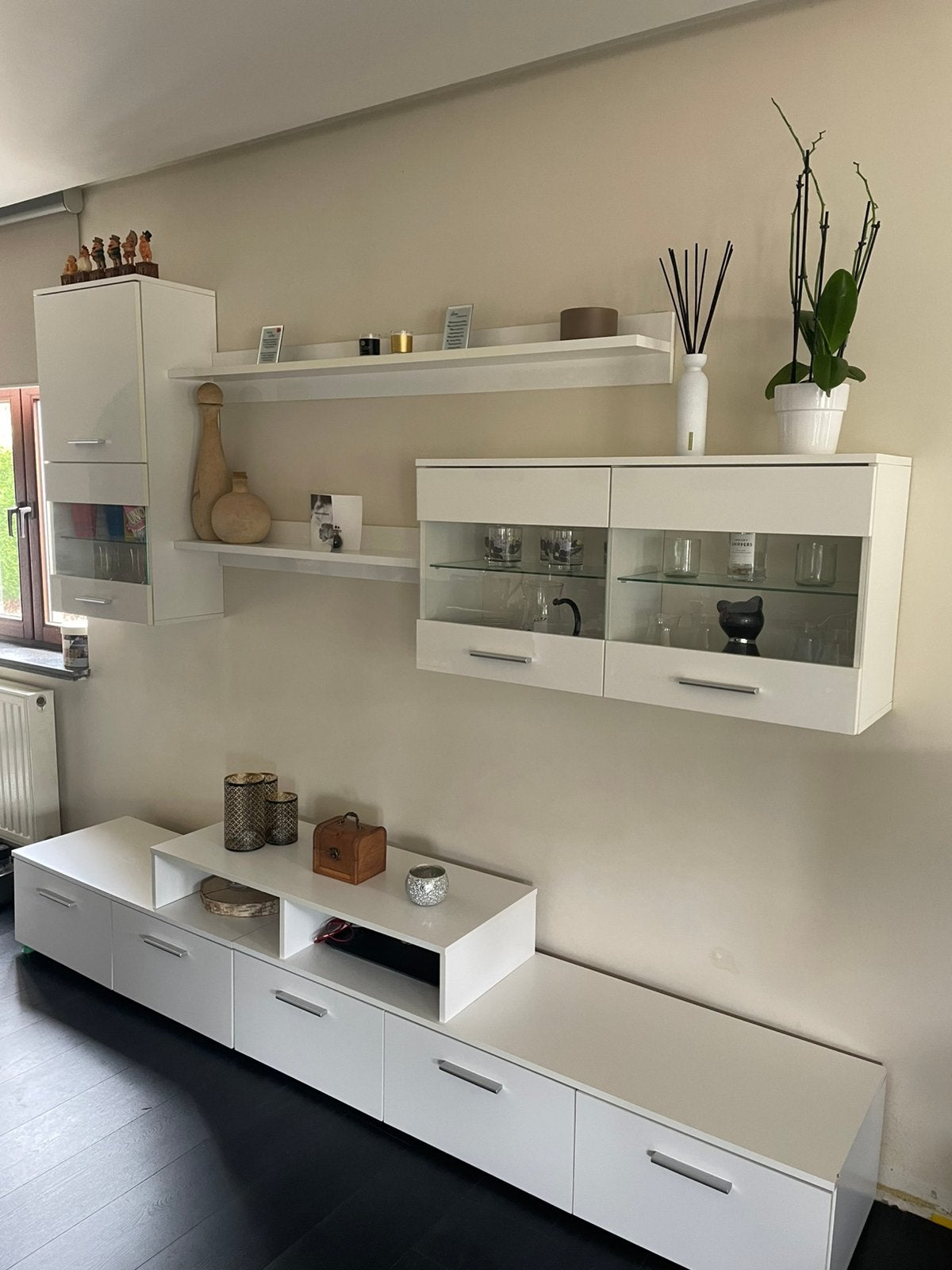 Moderne hoogglans witte wandmeubel - 250cm breed, Huis en Inrichting, Kasten | Wandmeubels, Ophalen, Gebruikt, 200 tot 250 cm