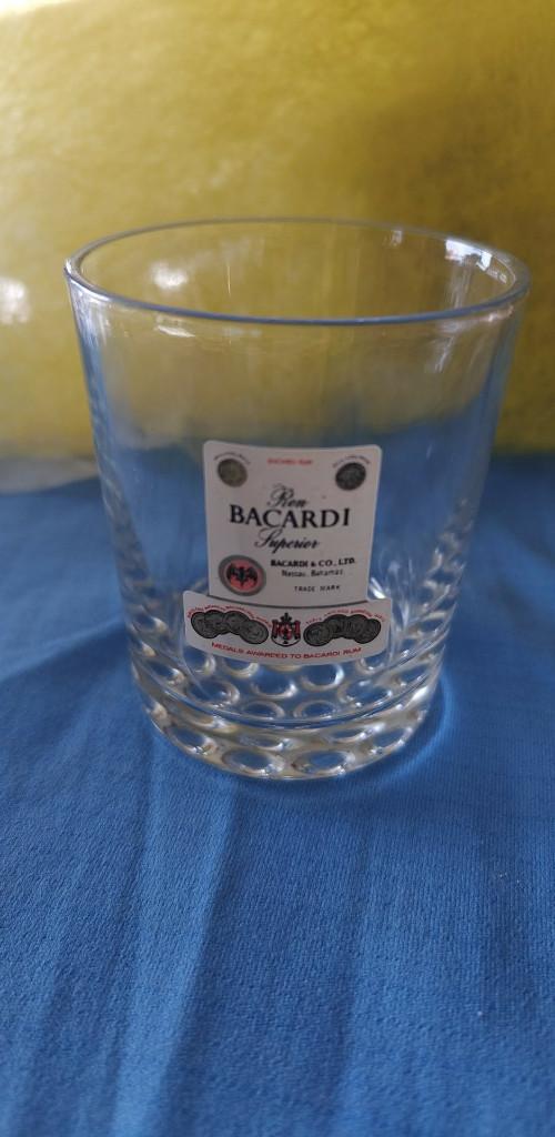 glas Bacardi 1 stuk vorm whisky glas, Ophalen of Verzenden, Zo goed als nieuw, Borrel- of Shotglas