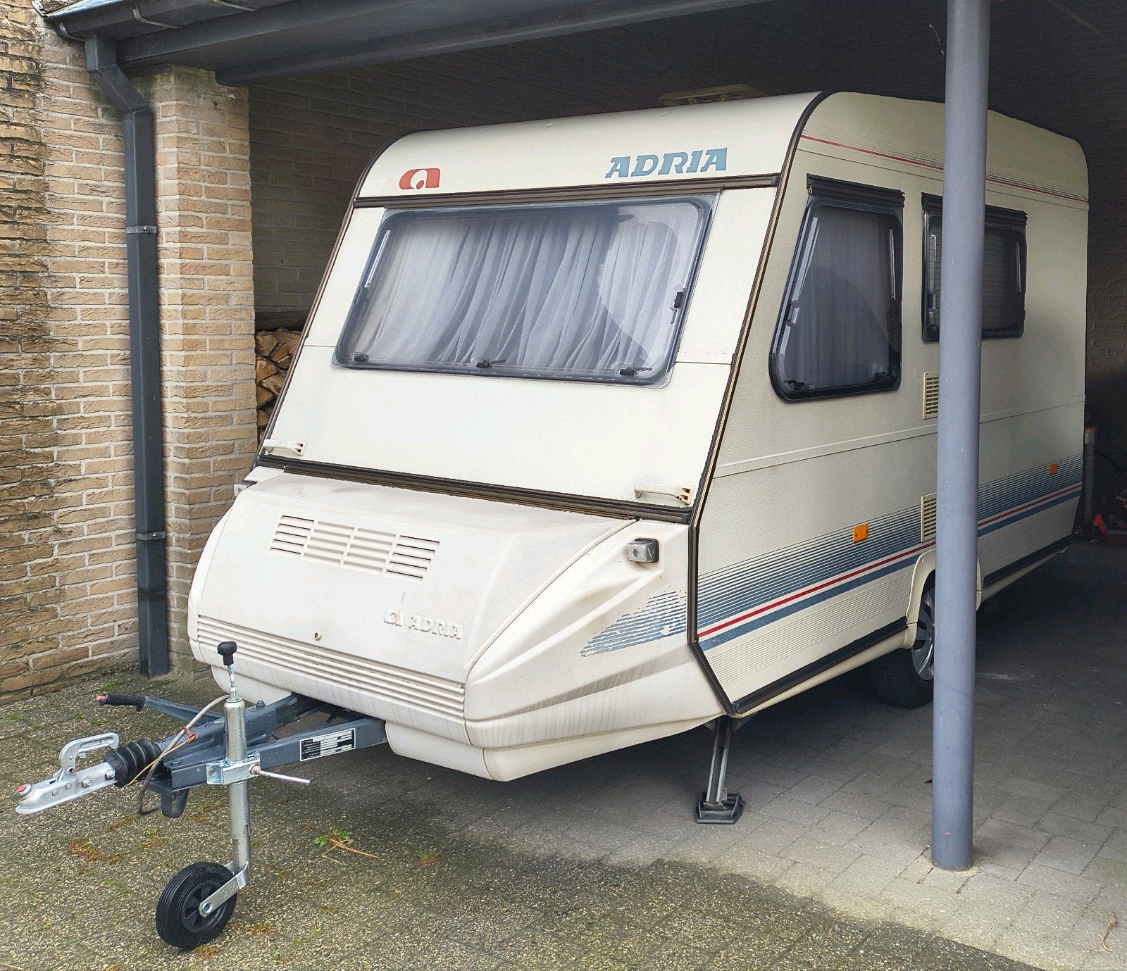 Adria 330 Prima, Réchaud à gaz, Particulier, Adria, Coin salon convertible