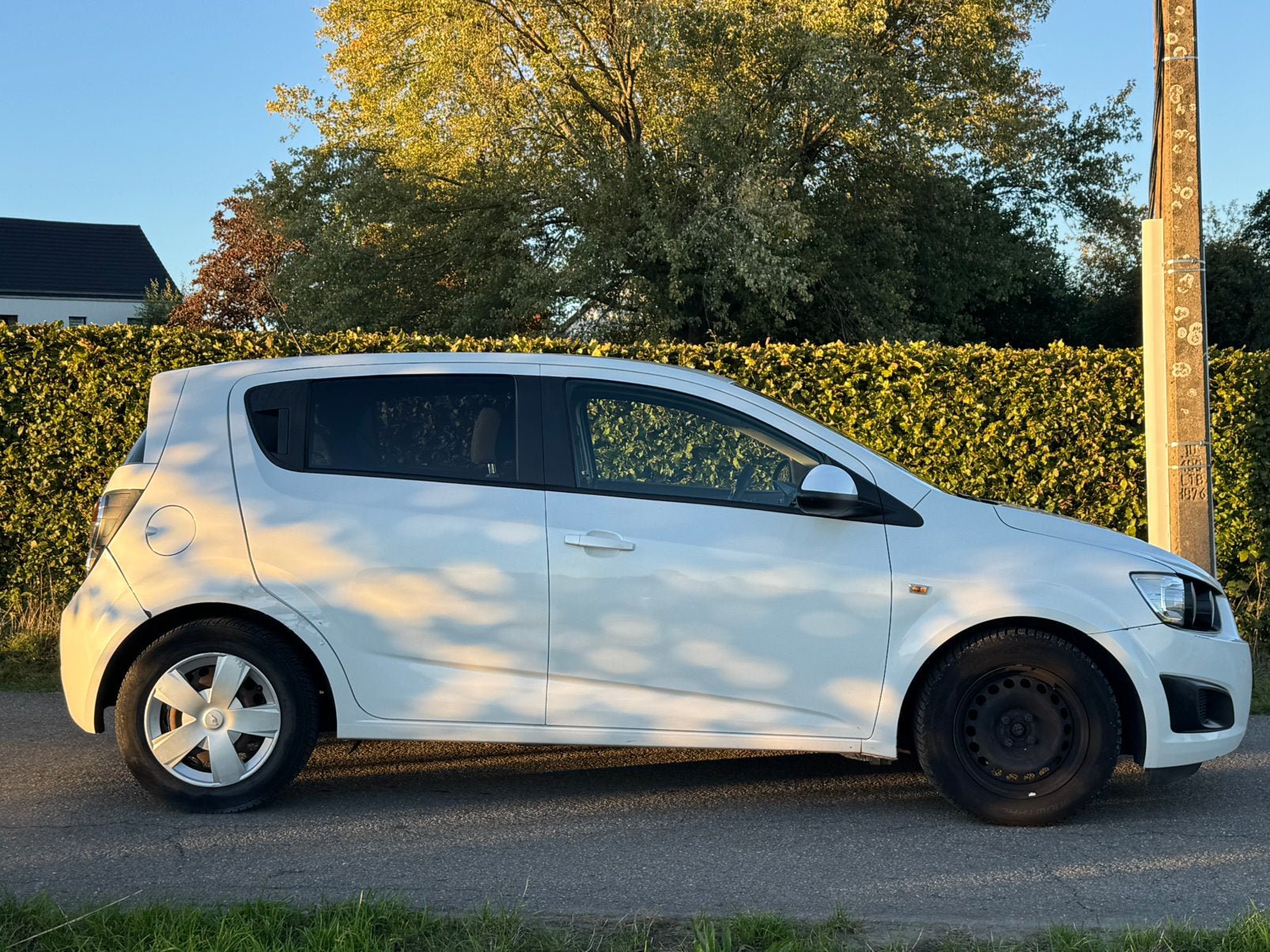 Chevrolet Aveo 1.2i 2013 Euro 5 Airco Full carnet 1Main Ctok, Stof, 120 cc, Wit, Bedrijf