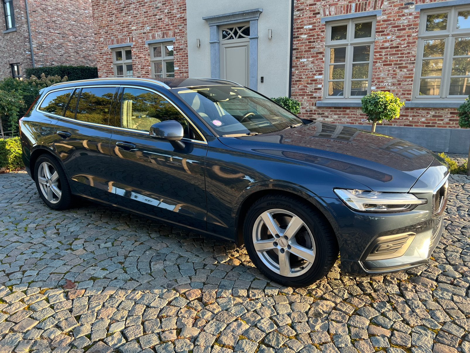 Volvo V60 core B3 2.0 benzine 2023 automaat, Auto's, Automaat, Stof, Blauw, V60