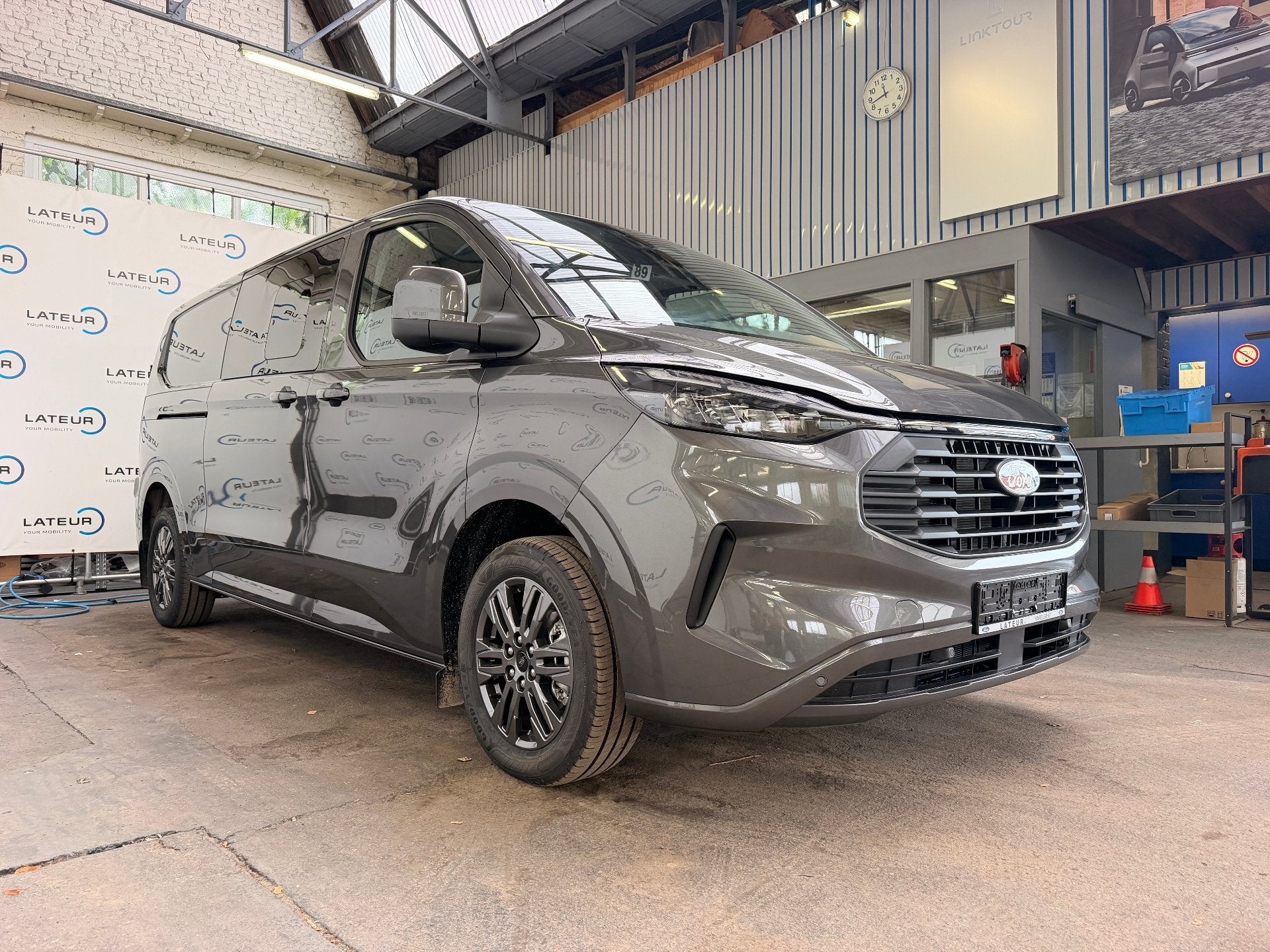 Ford Transit Custom Multi-Use Limited 320L 2.0TD 170Pk / 125, Auto's, Automaat, Stof, Gebruikt, Overige kleuren