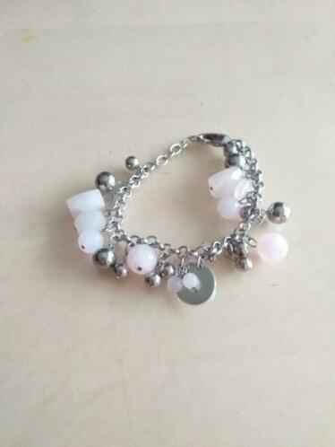 Zilverkleurige armband met parelbedels ongedragen Victoria, Handtassen en Accessoires, Ophalen of Verzenden, Nieuw