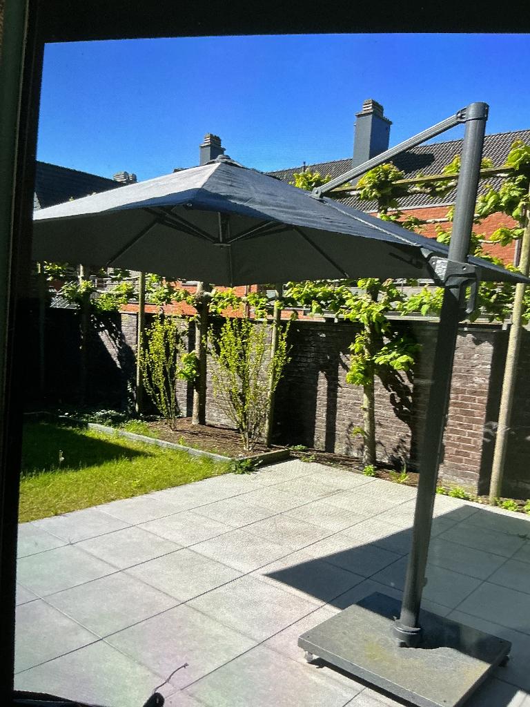 Parasol met marmer voet, Ophalen, Zo goed als nieuw