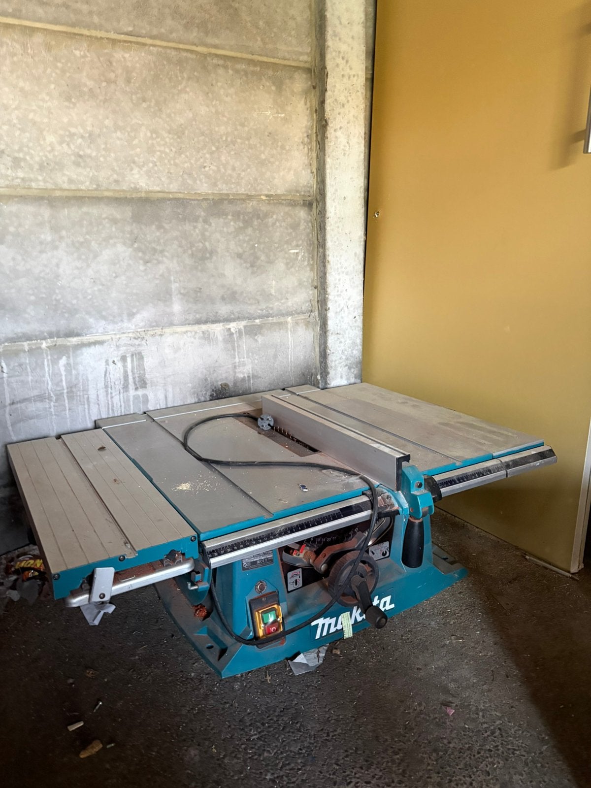 Makita Tafelcirkelzaag, Doe-het-zelf en Bouw, Gereedschap | Zaagmachines, Ophalen, Cirkelzaag, 600 tot 1200 watt, Zo goed als nieuw