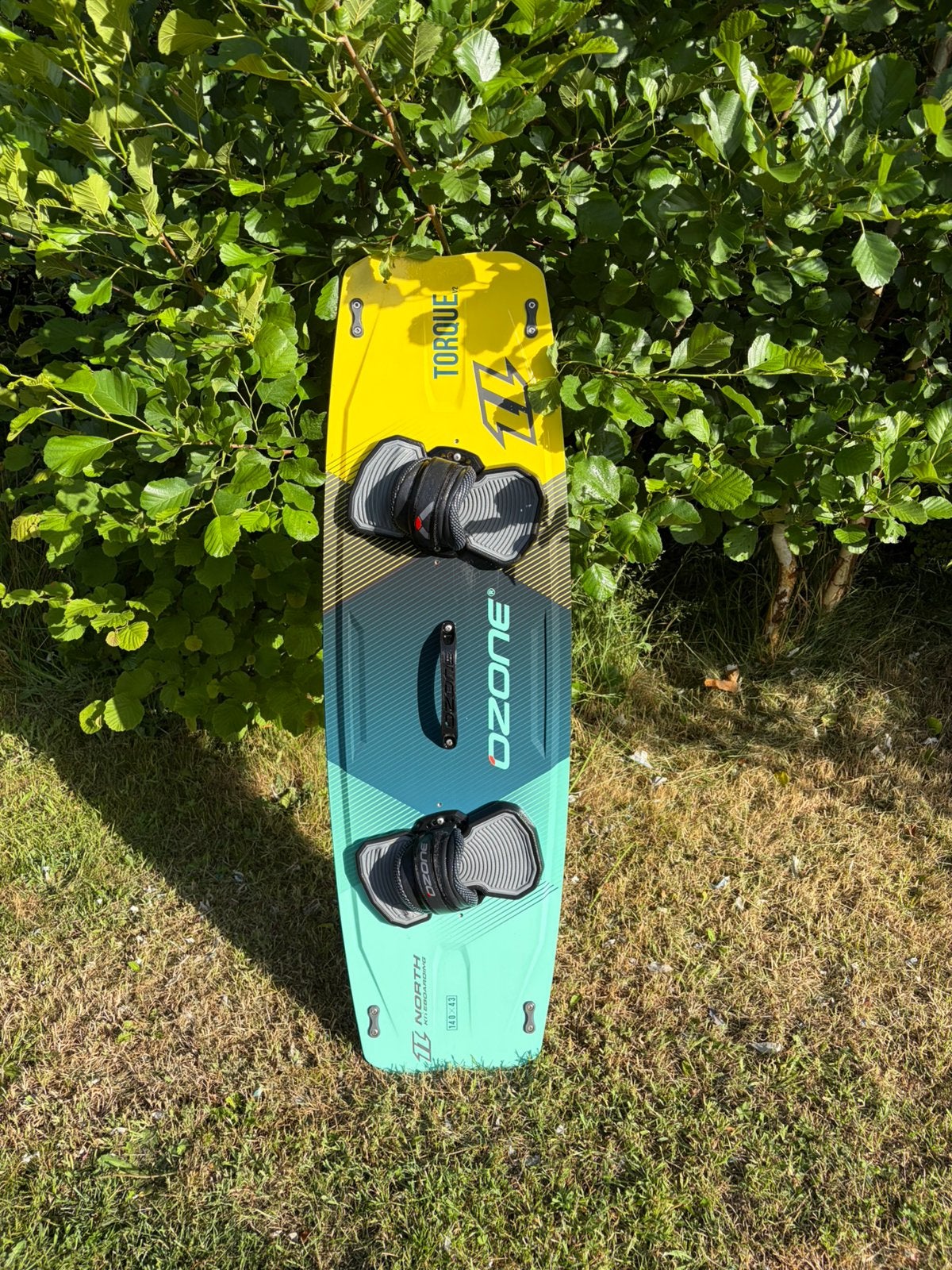 Twintip Ozone Torque V2 140x43, Watersport en Boten, Kitesurfen, Twintip, Ophalen, Zo goed als nieuw