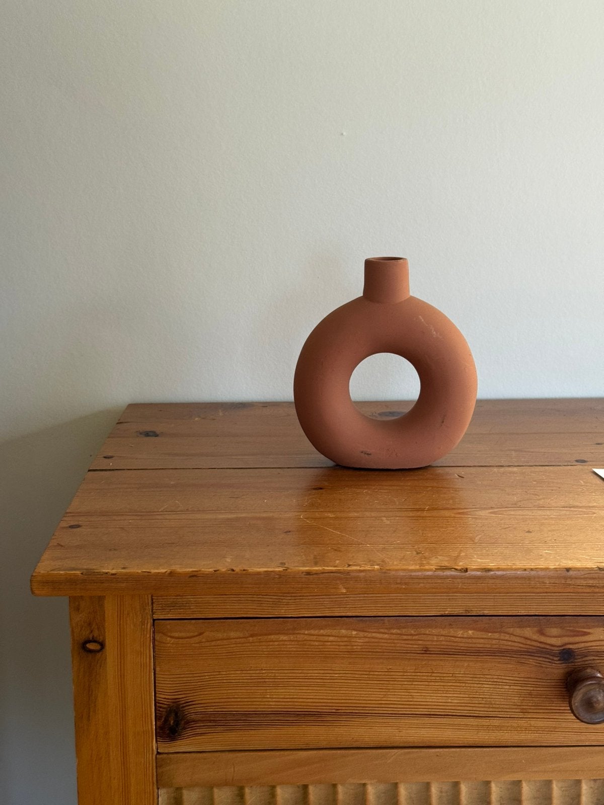 Terracotta donut vaas | mat keramiek, Huis en Inrichting, Ophalen of Verzenden, Zo goed als nieuw, Handgemaakt