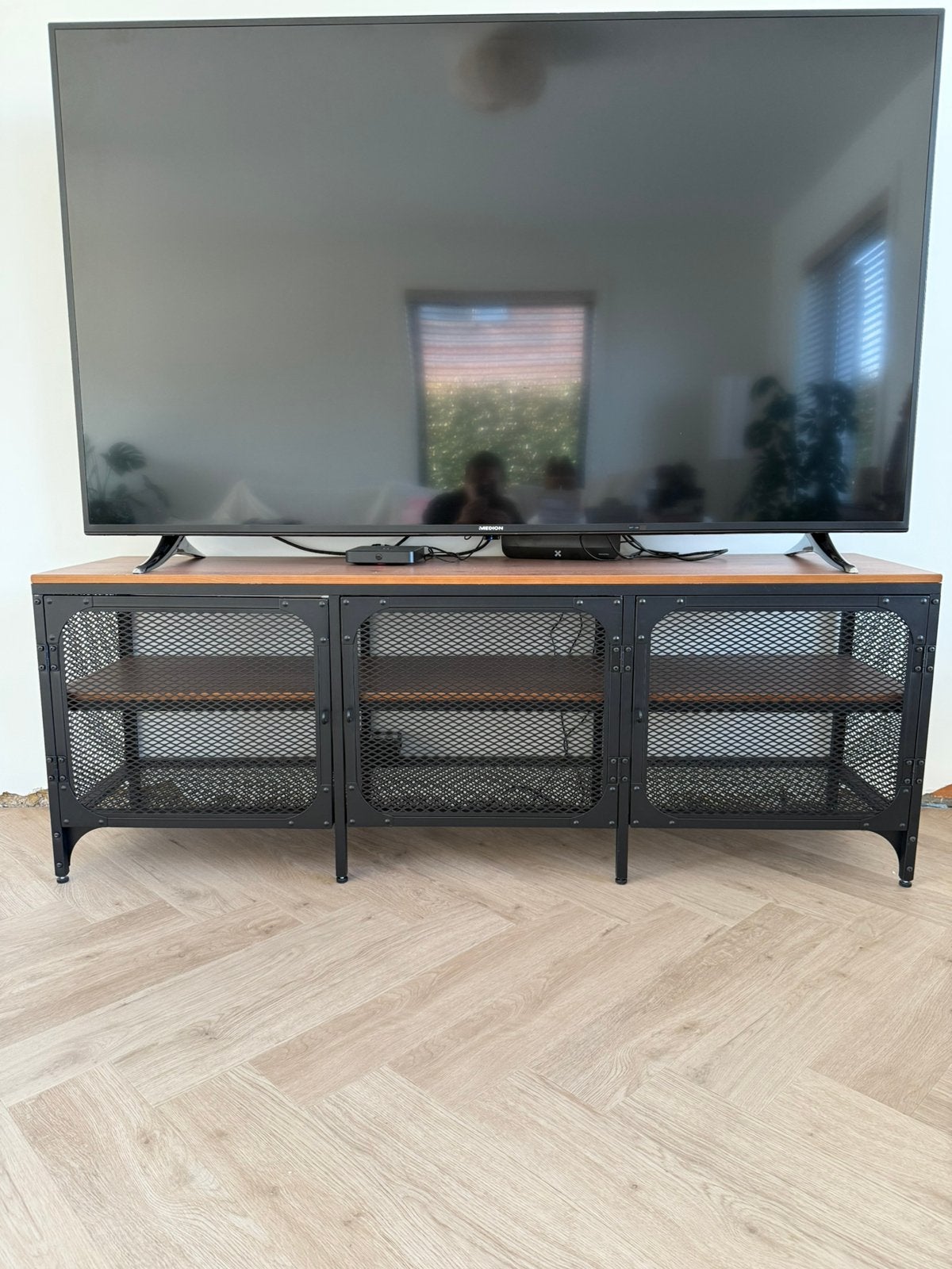Stoer TV Meubel (IKEA FJÄLLBO) – Zwart Metaal & Hout, 25 à 50 cm, Moins de 100 cm, Autres essences de bois, 100 à 150 cm