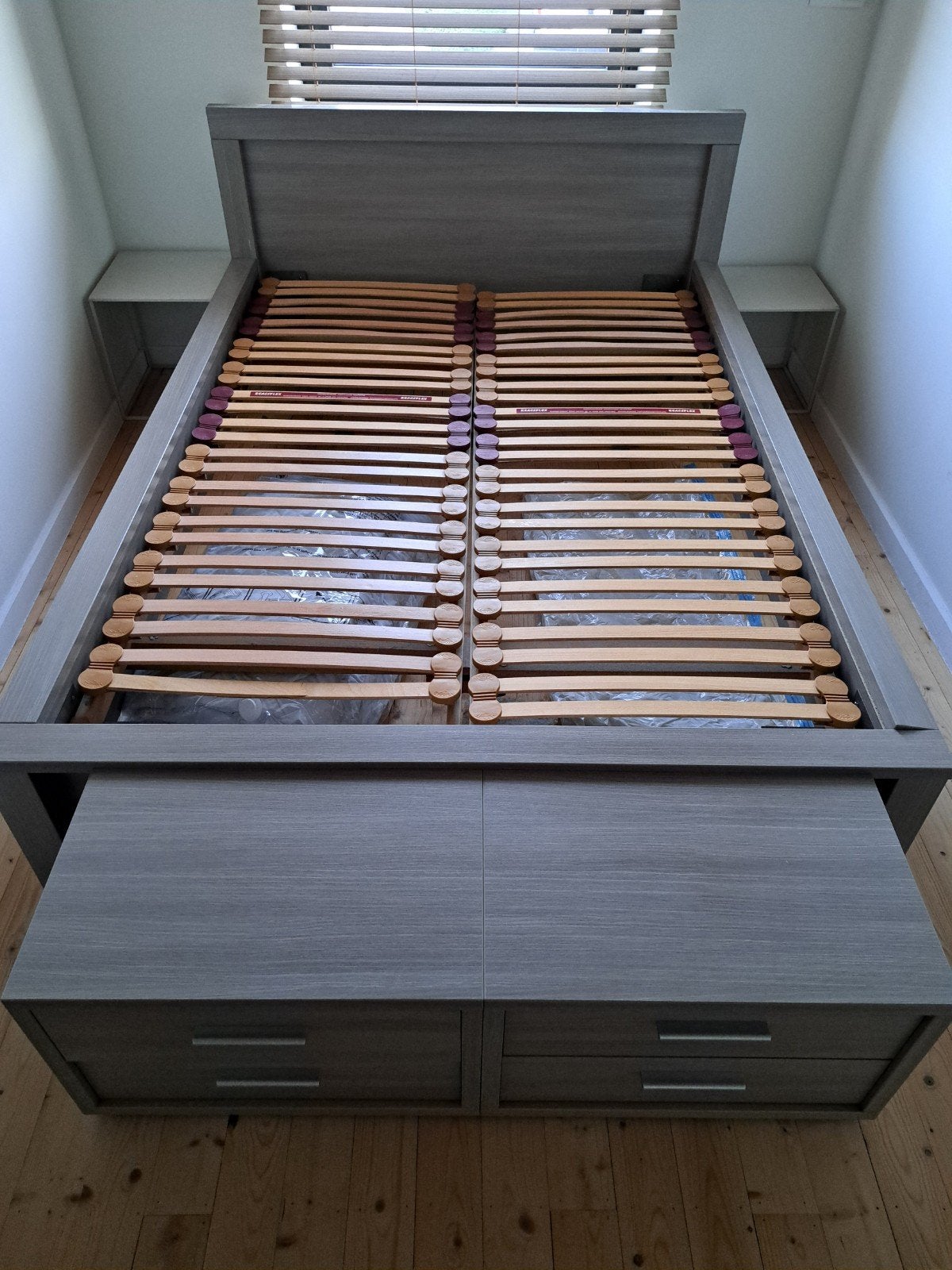 GRATIS bed, lattenbodems en 2 nachtkastjes, Huis en Inrichting, Ophalen, Gebruikt, Tweepersoons, 140 cm