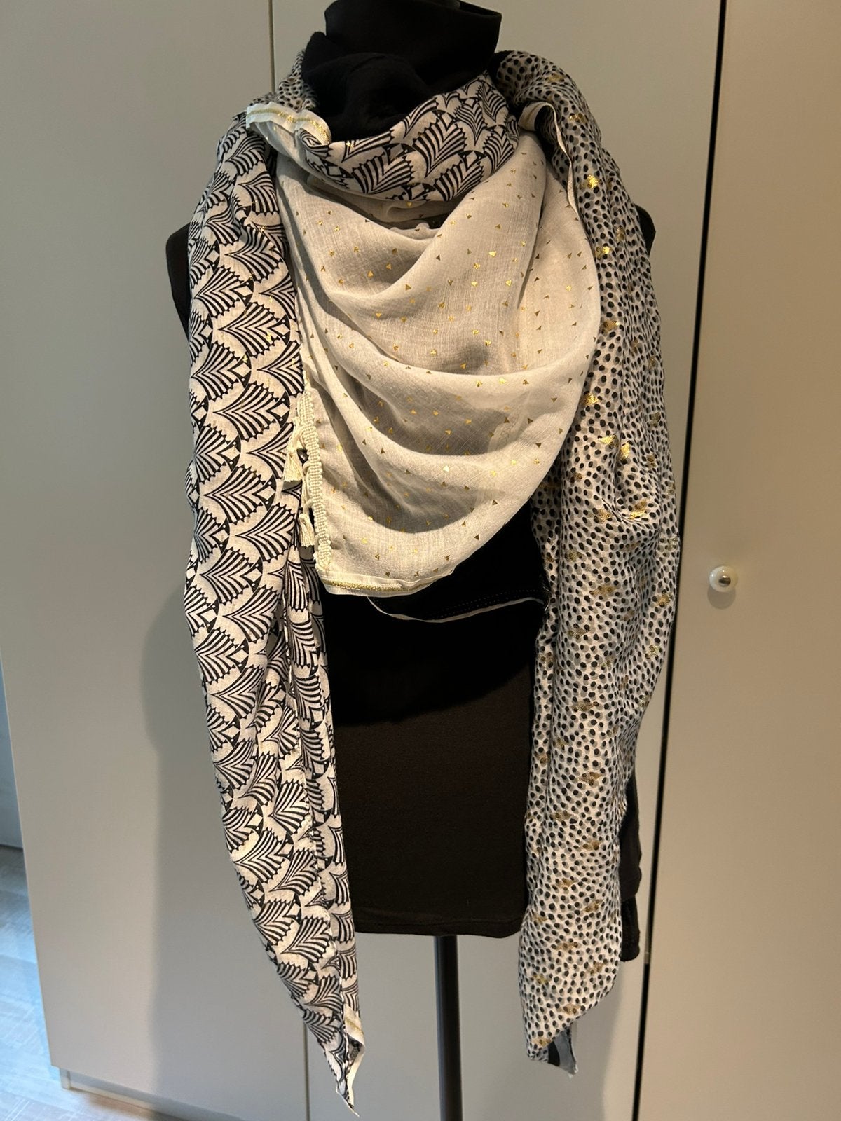Foulard Shanna noir, blanc et doré, Enlèvement ou Envoi