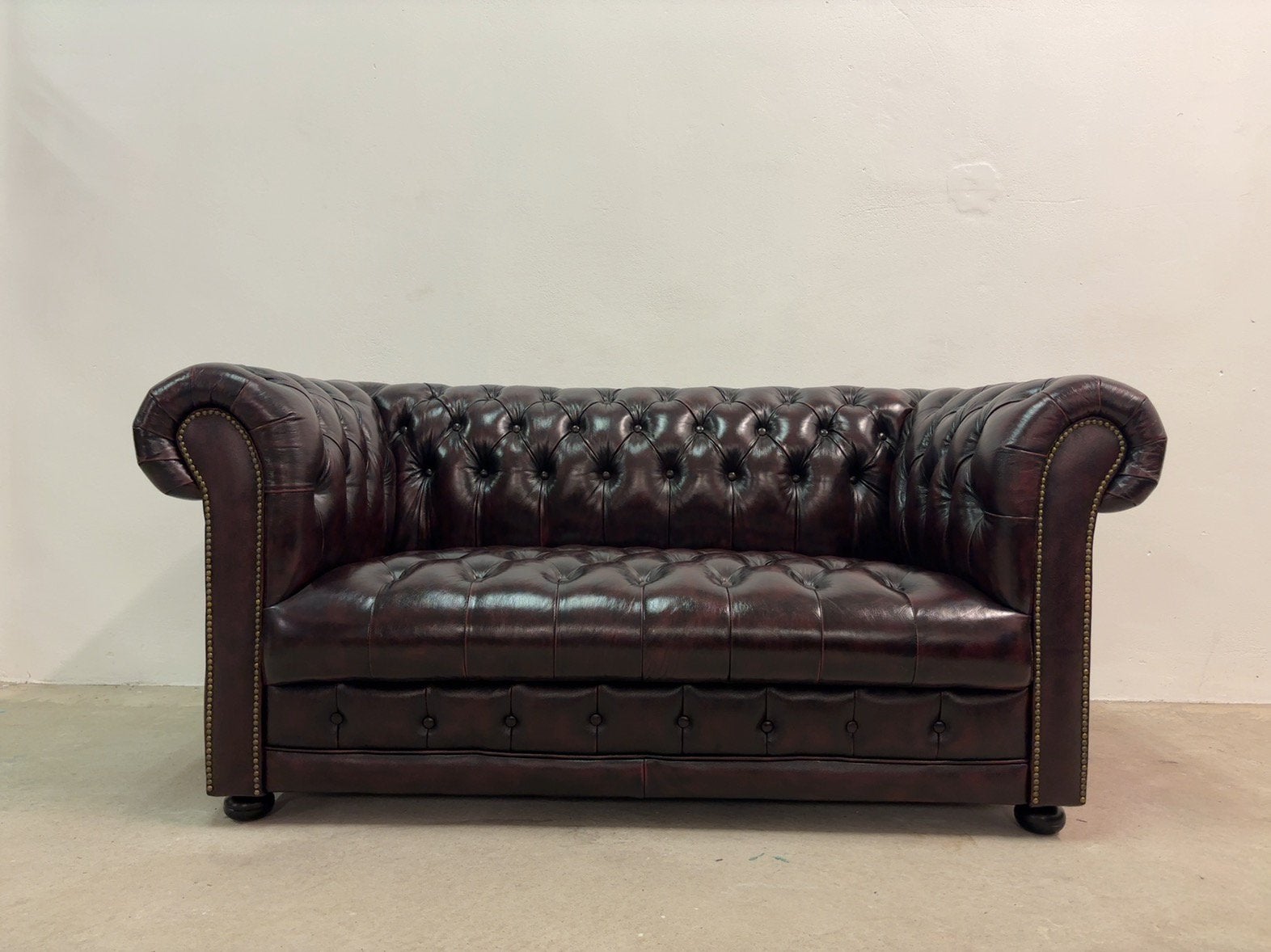Canapé Chesterfield (Uccle) cuir Neuf Marron patine bordeaux, Maison & Meubles, 75 à 100 cm, Anglais, 150 à 200 cm, Comme neuf