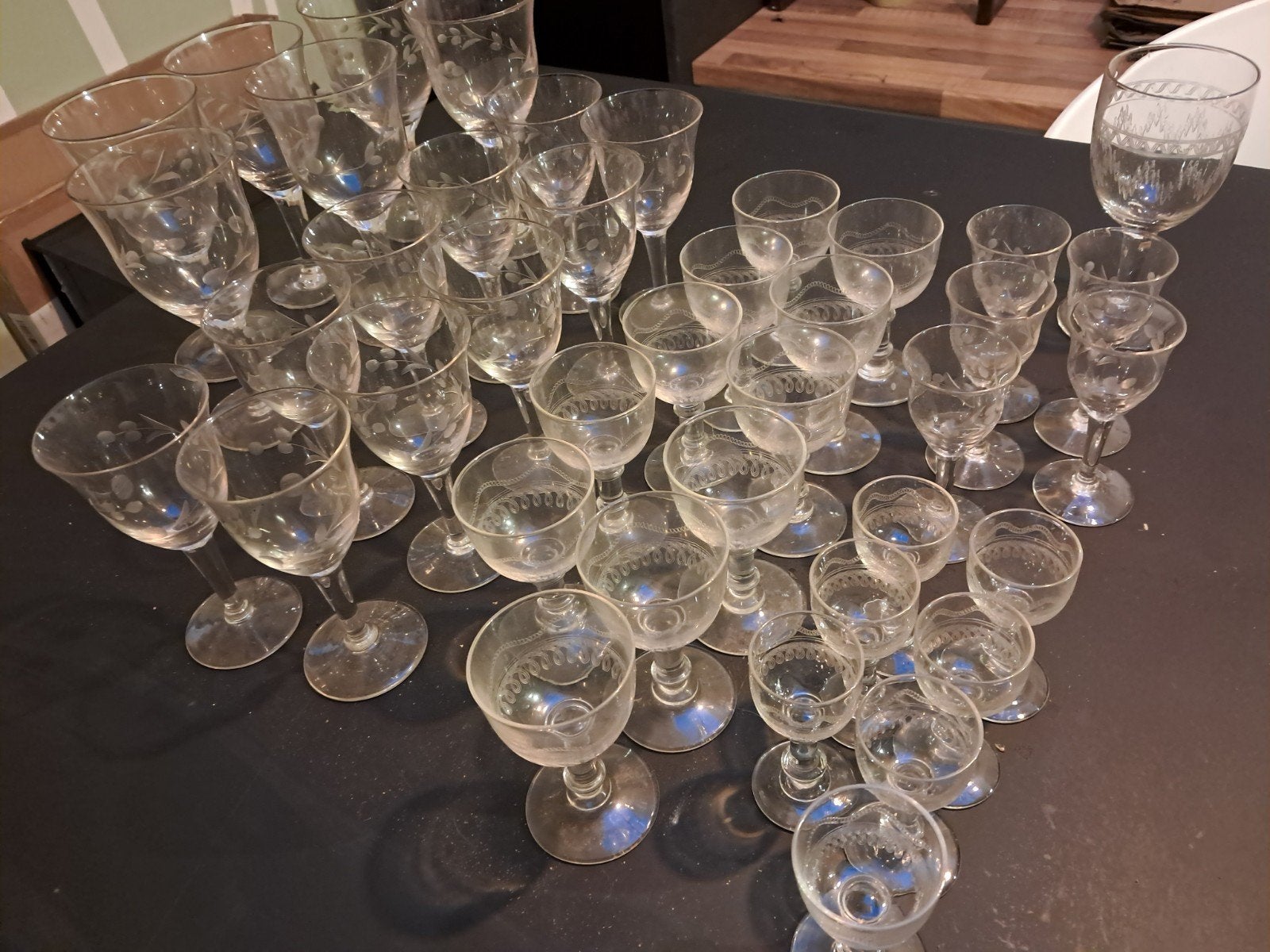 Grand lot de 38 verres anciens gravés – Style bistro / charm, Collections, Enlèvement ou Envoi, Utilisé, Verres et Verres à shot