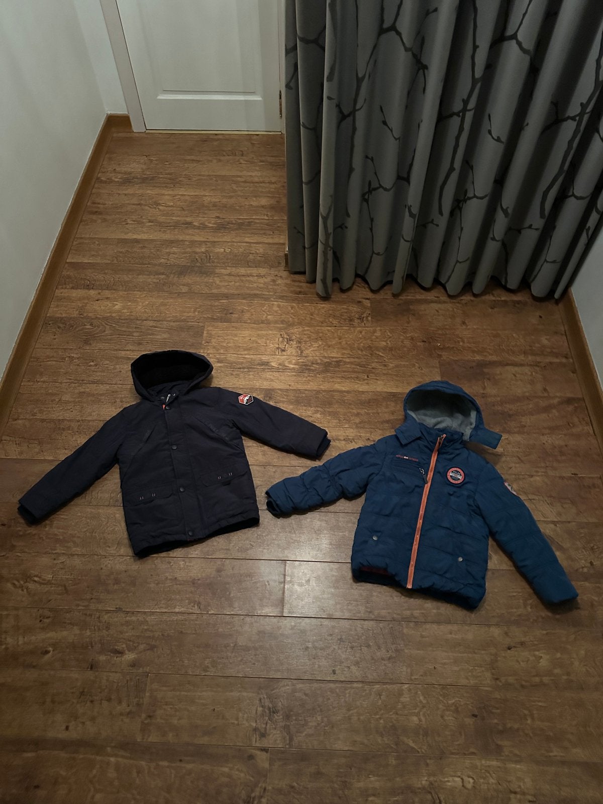 2x winterjas maat 122 samen €20,-, Ophalen, Zo goed als nieuw