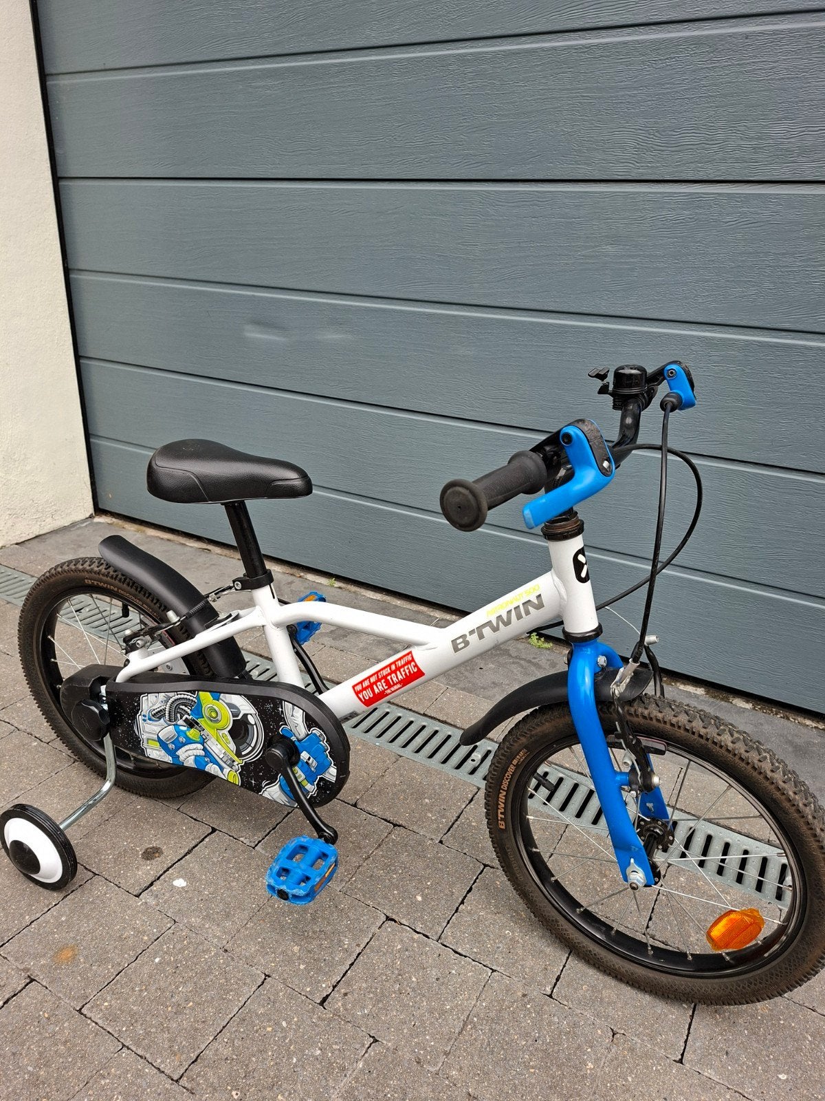 Jongens fiets 16 inch met zijwieltjes in zeer goede staat, Fietsen en Brommers, Ophalen