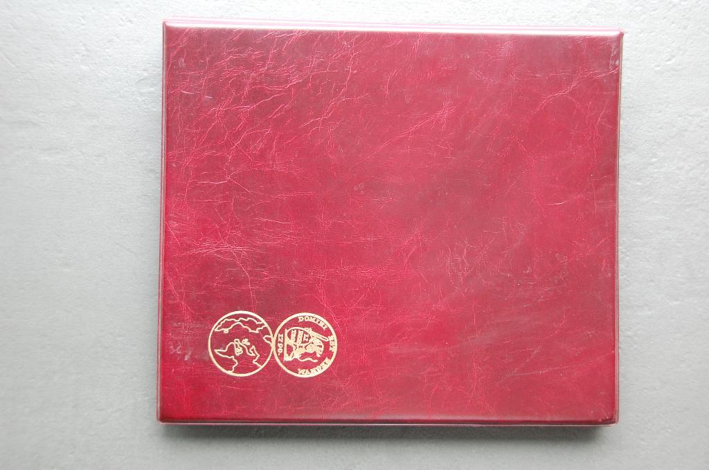 ALBUM met 11 insteekbladen , in zeer goede staat, Verzenden