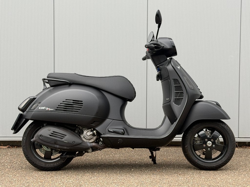 Piaggio Vespa GTS 300 Notte / Limited Edition / 3750km, Motoren, Scooter, Bedrijf, Minimaal motorrijbewijs A2, Automaat