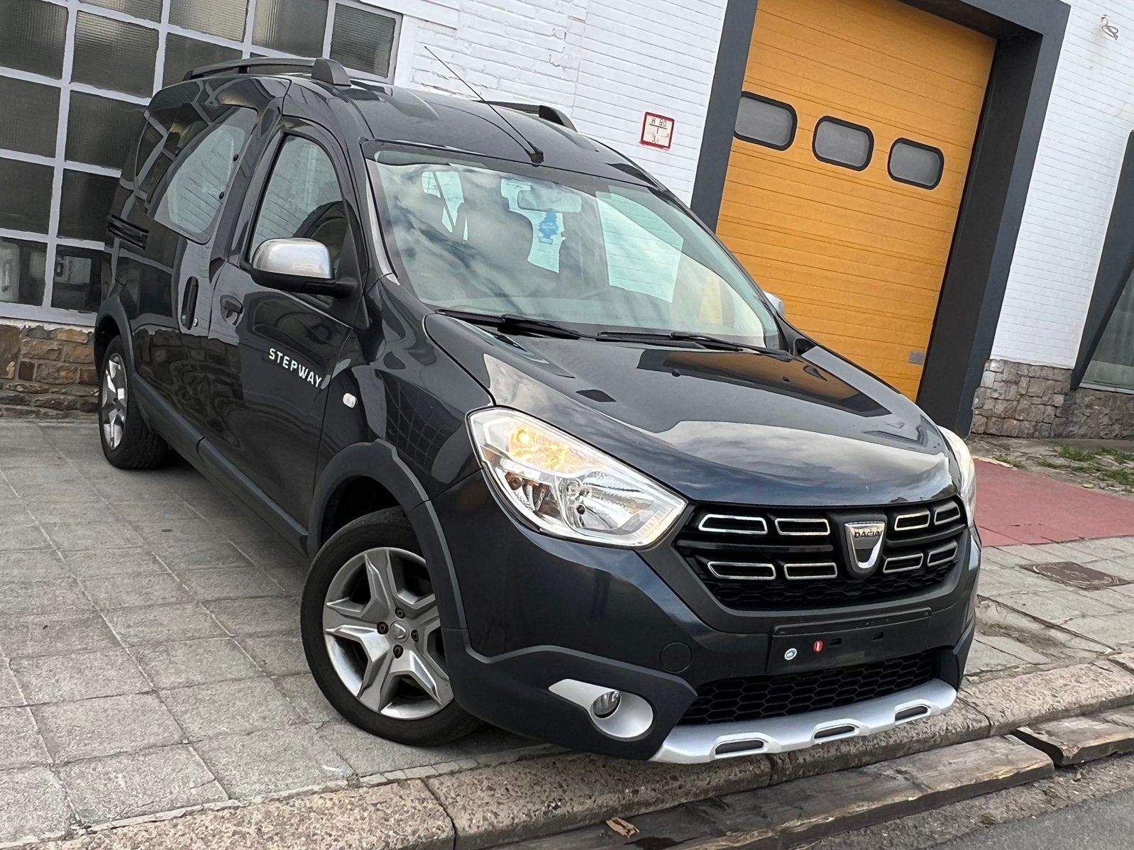 Daci Dokker 5 PLaces 2018année 1.2essence 85kw 0032478767323, Auto's, Voorwielaandrijving, Euro 6, 4 cilinders, Bedrijf