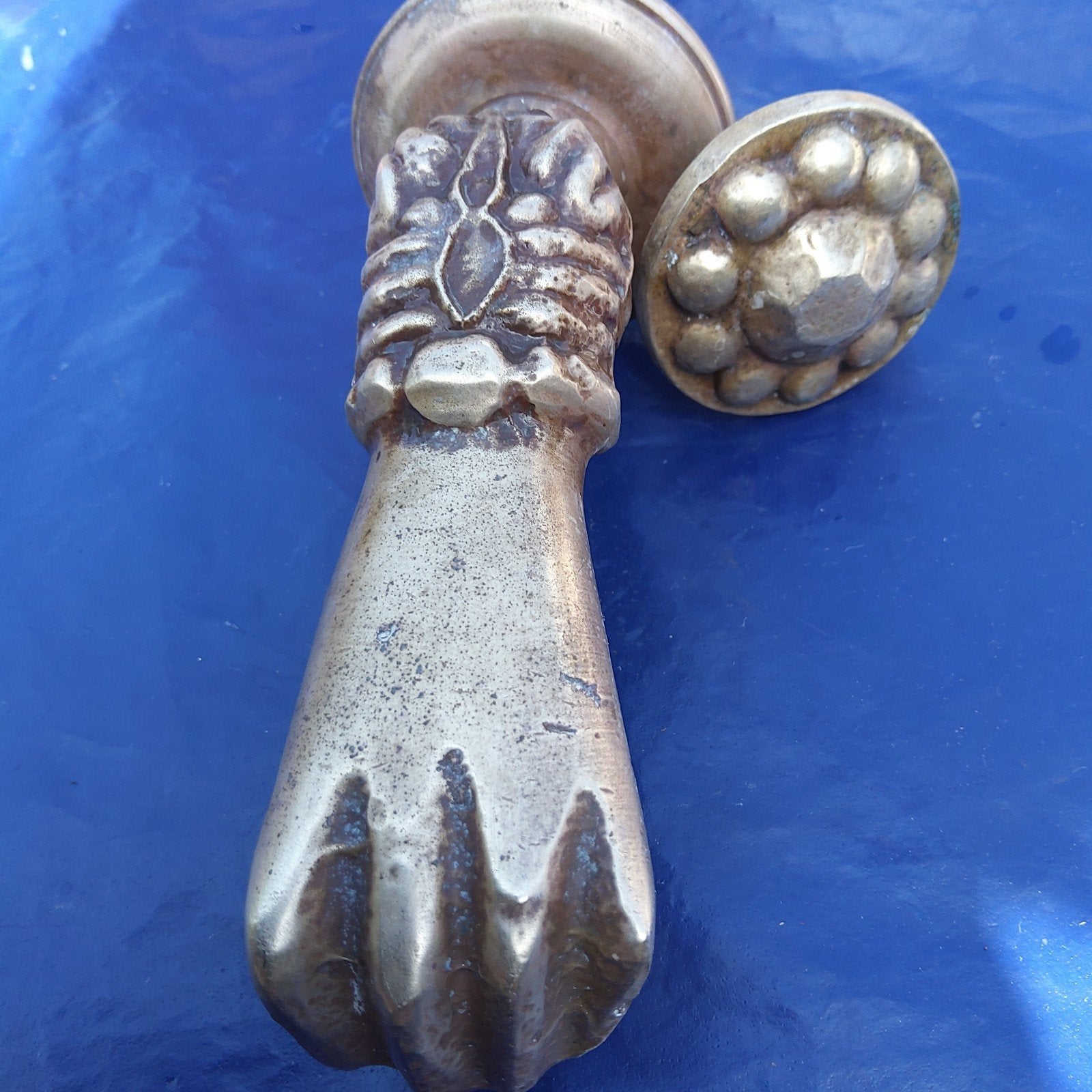 Antieke bronzen deurklopper met toebehoren., Ophalen of Verzenden, Brons