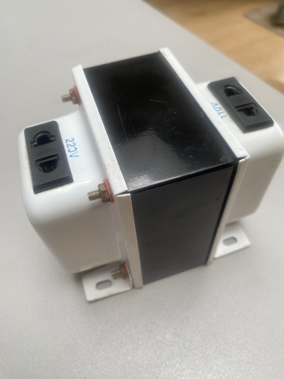 Transformateur 220V vers 110V – 500W – Convertisseur de tens, Hobby & Loisirs créatifs, Enlèvement, Utilisé