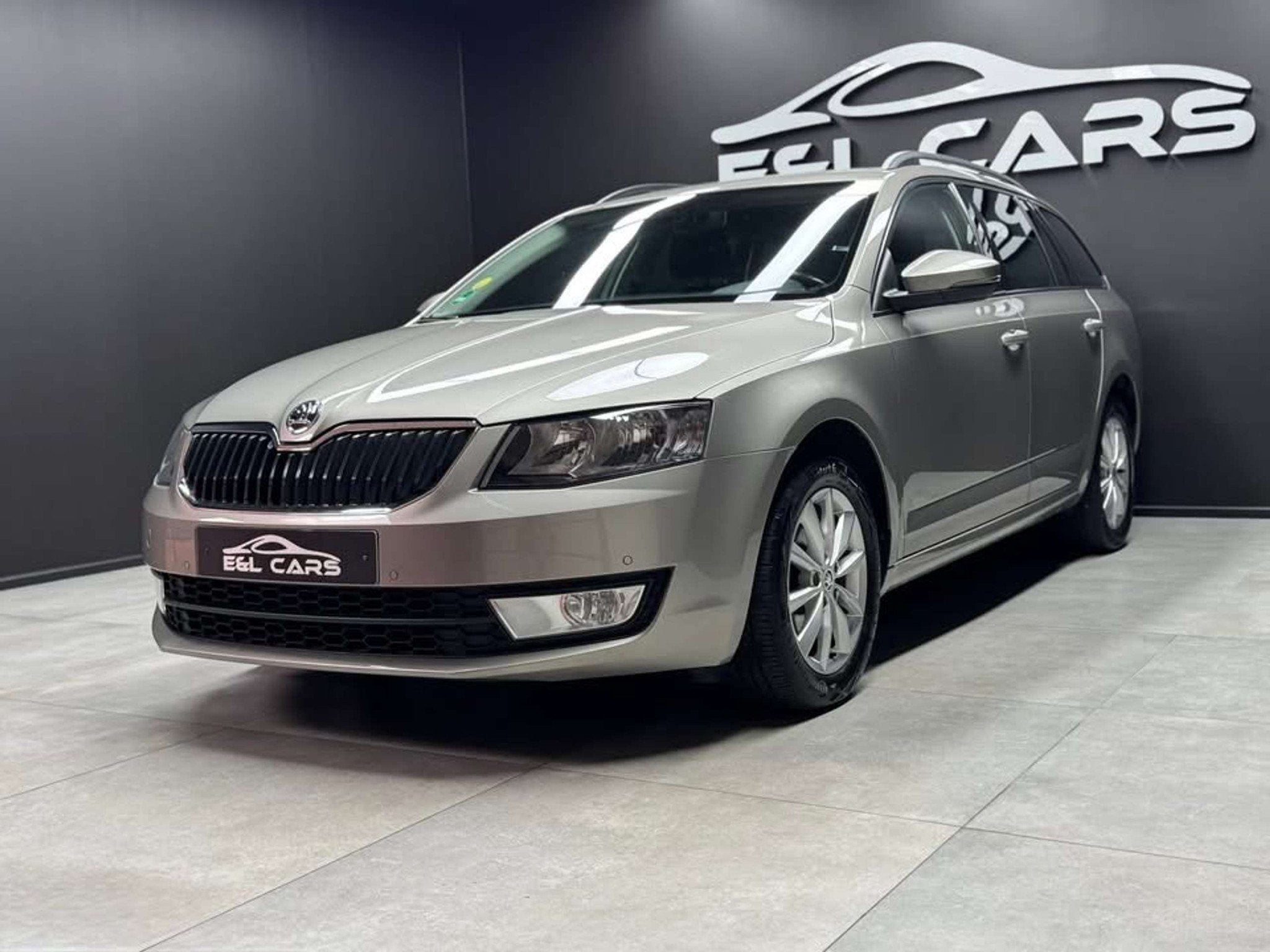 Skoda Octavia Octavia SW 1.6 CR TDi *12 mois de garantie*, Autos, Argent ou Gris, Achat, Euro 6, Noir